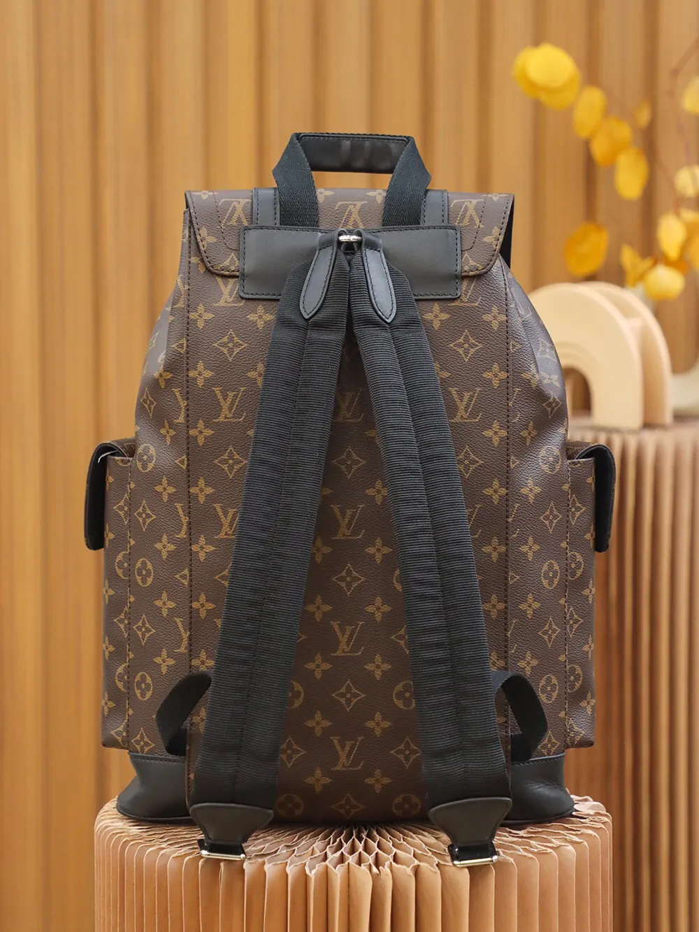 P¥960👉nfc dynamic chip version👈 [Top original order All steel hardware]𝐂𝐇𝐑𝐈𝐒𝐓𝐎𝐏𝐇𝐄𝐑 Backpack N43735 Presbyopia French original leather🇫🇷Pure steel hardware Size: 38*44*12.5cm A unisex backpack, a daily bag that is very suitable for outdoor use. Its attractive design style is quite tasteful and can easily meet the daily travel capacity. It can hold laptops, books, documents, etc., and the flap closure snaps and drawstrings are more layered and retro. It is an almost versatile bag shape! This model has a high utilization rate and is a must-have for daily commuting and traveling. It doesn’t matter how tall you are.