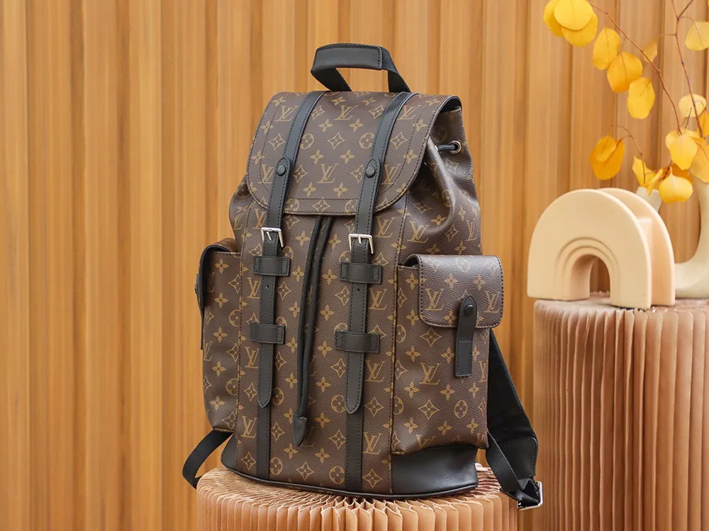 P¥960👉nfc dynamic chip version👈 [Top original order All steel hardware]𝐂𝐇𝐑𝐈𝐒𝐓𝐎𝐏𝐇𝐄𝐑 Backpack N43735 Presbyopia French original leather🇫🇷Pure steel hardware Size: 38*44*12.5cm A unisex backpack, a daily bag that is very suitable for outdoor use. Its attractive design style is quite tasteful and can easily meet the daily travel capacity. It can hold laptops, books, documents, etc., and the flap closure snaps and drawstrings are more layered and retro. It is an almost versatile bag shape! This model has a high utilization rate and is a must-have for daily commuting and traveling. It doesn’t matter how tall you are.