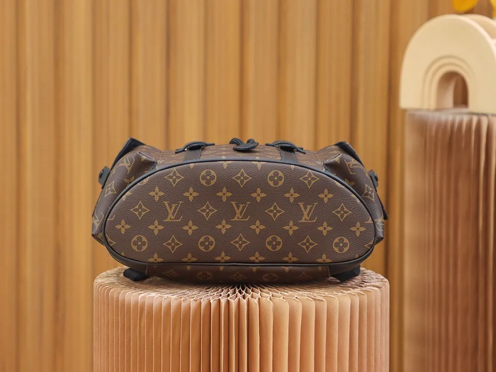 P¥960👉nfc dynamic chip version👈 [Top original order All steel hardware]𝐂𝐇𝐑𝐈𝐒𝐓𝐎𝐏𝐇𝐄𝐑 Backpack N43735 Presbyopia French original leather🇫🇷Pure steel hardware Size: 38*44*12.5cm A unisex backpack, a daily bag that is very suitable for outdoor use. Its attractive design style is quite tasteful and can easily meet the daily travel capacity. It can hold laptops, books, documents, etc., and the flap closure snaps and drawstrings are more layered and retro. It is an almost versatile bag shape! This model has a high utilization rate and is a must-have for daily commuting and traveling. It doesn’t matter how tall you are.