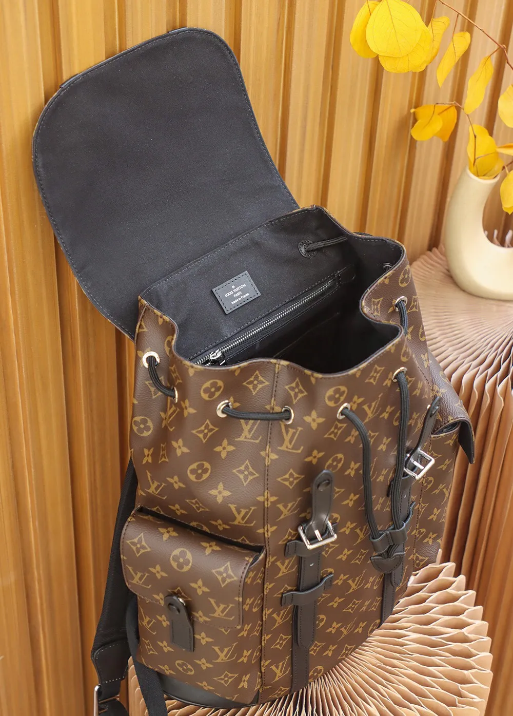 P¥960👉nfc dynamic chip version👈 [Top original order All steel hardware]𝐂𝐇𝐑𝐈𝐒𝐓𝐎𝐏𝐇𝐄𝐑 Backpack N43735 Presbyopia French original leather🇫🇷Pure steel hardware Size: 38*44*12.5cm A unisex backpack, a daily bag that is very suitable for outdoor use. Its attractive design style is quite tasteful and can easily meet the daily travel capacity. It can hold laptops, books, documents, etc., and the flap closure snaps and drawstrings are more layered and retro. It is an almost versatile bag shape! This model has a high utilization rate and is a must-have for daily commuting and traveling. It doesn’t matter how tall you are.