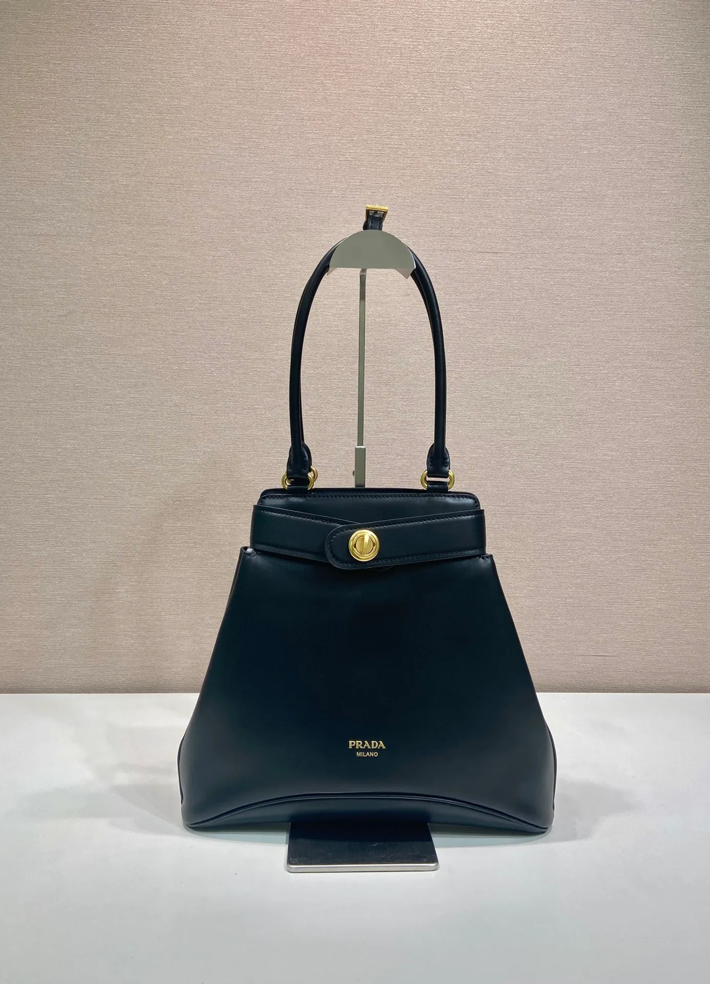 💰1700🎉New product🎉1BG567 long handle🎉🎉 This handbag is made of imported calfskin, imported sheepskin interior, and has a belt opening and closing design. Equipped with a twist lock buckle, retro and elegant design, it looks classic and contemporary elements coexist. It can be carried on the shoulder or in the hand, fashionable and good-looking. Baby, hurry up and get it🎉🎉 Length 31x Height 28x Bottom 5cm🎉🎉🎉💰💰💰