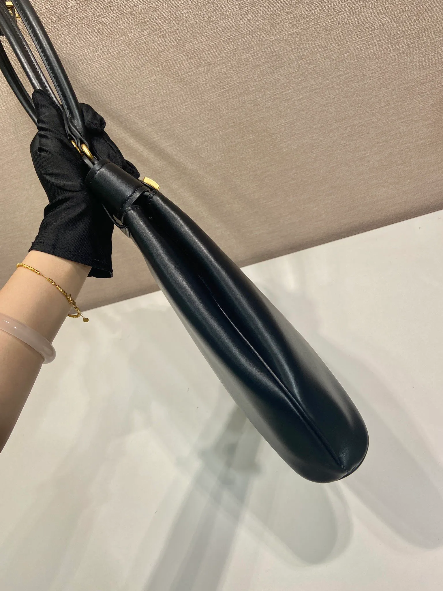💰1700🎉New product🎉1BG567 long handle🎉🎉 This handbag is made of imported calfskin, imported sheepskin interior, and has a belt opening and closing design. Equipped with a twist lock buckle, retro and elegant design, it looks classic and contemporary elements coexist. It can be carried on the shoulder or in the hand, fashionable and good-looking. Baby, hurry up and get it🎉🎉 Length 31x Height 28x Bottom 5cm🎉🎉🎉💰💰💰