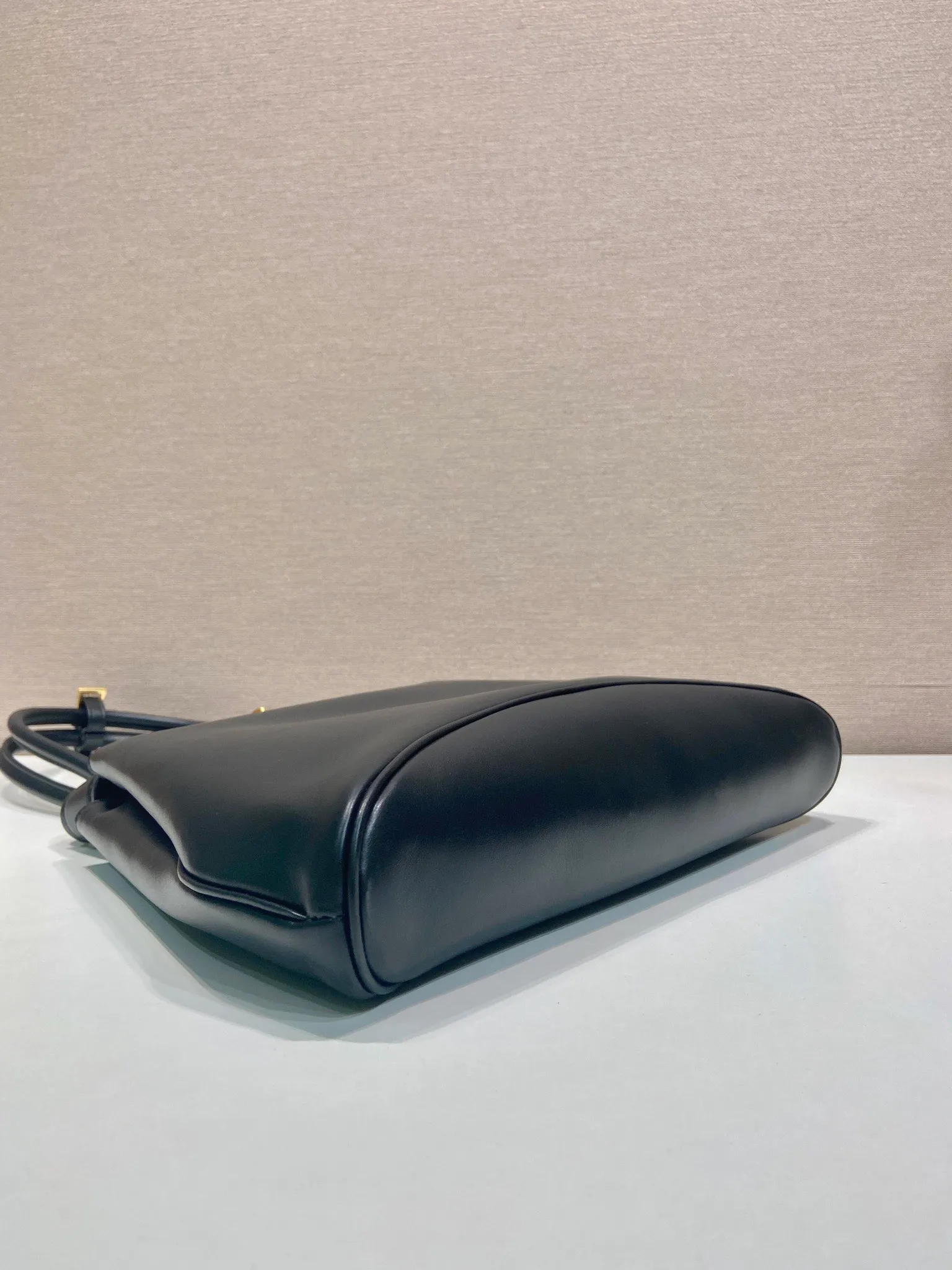 💰1700🎉New product🎉1BG567 long handle🎉🎉 This handbag is made of imported calfskin, imported sheepskin interior, and has a belt opening and closing design. Equipped with a twist lock buckle, retro and elegant design, it looks classic and contemporary elements coexist. It can be carried on the shoulder or in the hand, fashionable and good-looking. Baby, hurry up and get it🎉🎉 Length 31x Height 28x Bottom 5cm🎉🎉🎉💰💰💰