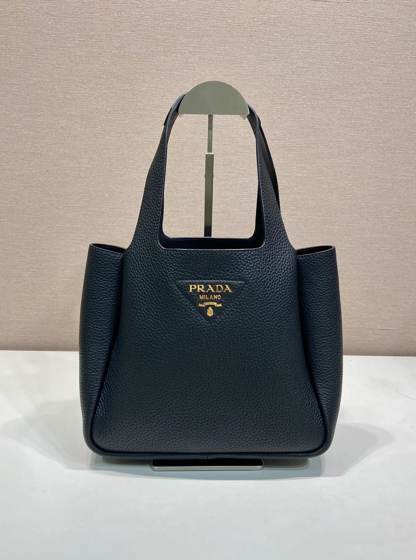 💰1700, vegetable basket🎉🎉 ✨New bucket bag✨1BG335😘The latest vegetable basket😘😘 The vegetable basket tote underarm bag is made of soft and delicate calfskin, with imported sheepskin interior and top-grade white lace hardware. The overall feel is very soft/lightweight😘😘It has many compartments and can be carried or used as an under-the-bag bag. It can be matched with different clothes. So beautiful😘😘Hurry up and get it🙊 Length 25x height 21.5x base 14cm👏👏👏💰💰