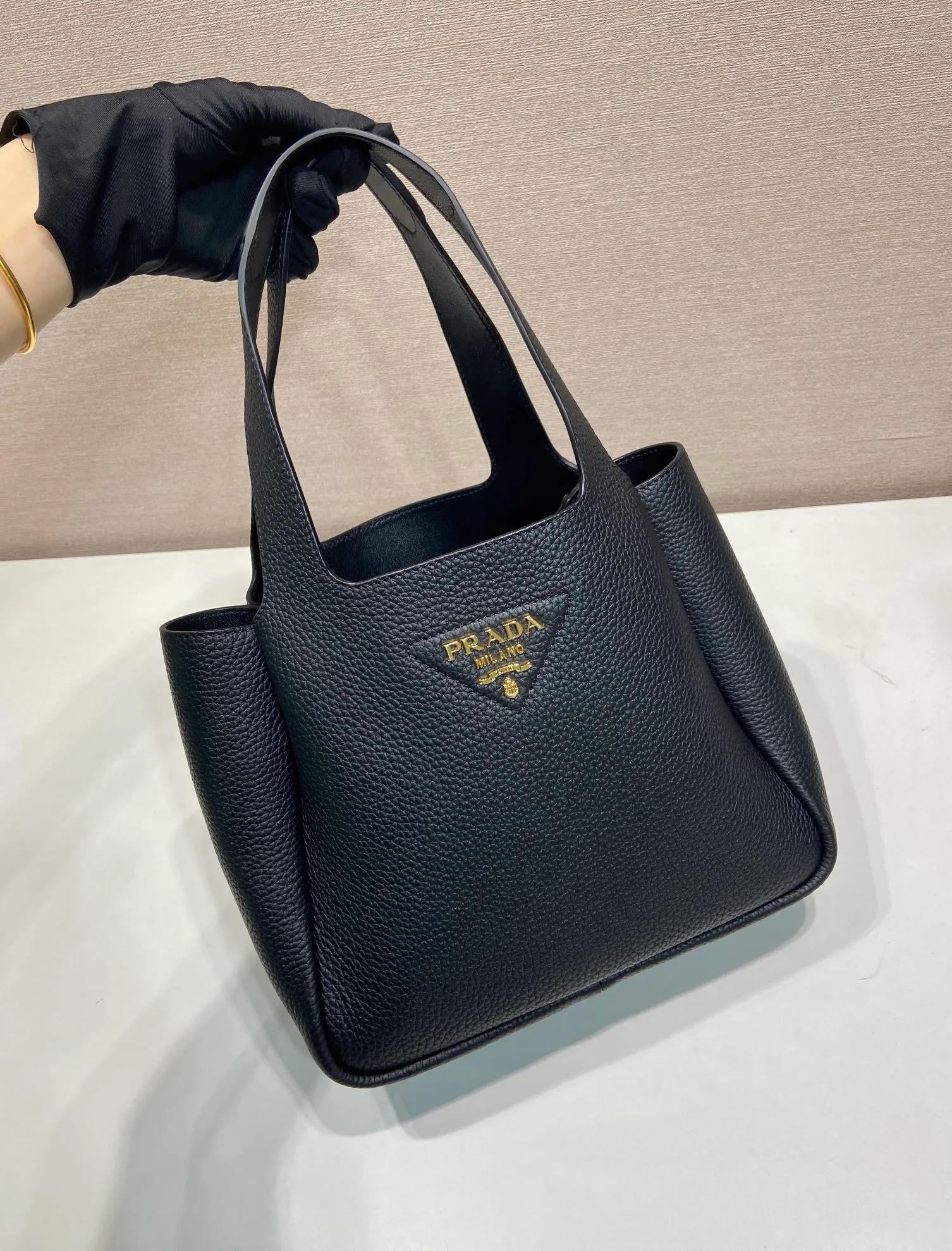 💰1700, vegetable basket🎉🎉 ✨New bucket bag✨1BG335😘The latest vegetable basket😘😘 The vegetable basket tote underarm bag is made of soft and delicate calfskin, with imported sheepskin interior and top-grade white lace hardware. The overall feel is very soft/lightweight😘😘It has many compartments and can be carried or used as an under-the-bag bag. It can be matched with different clothes. So beautiful😘😘Hurry up and get it🙊 Length 25x height 21.5x base 14cm👏👏👏💰💰
