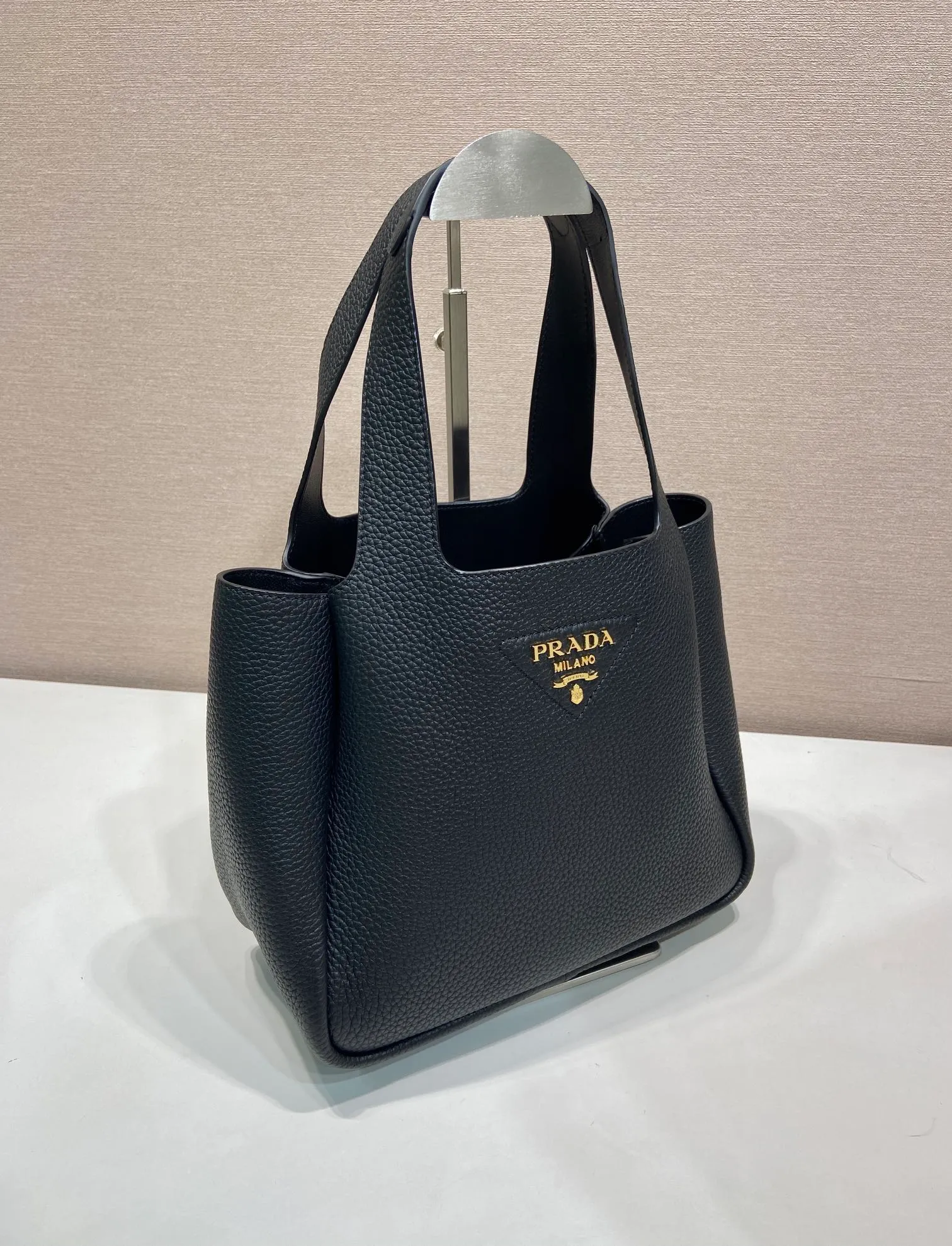 💰1700, vegetable basket🎉🎉 ✨New bucket bag✨1BG335😘The latest vegetable basket😘😘 The vegetable basket tote underarm bag is made of soft and delicate calfskin, with imported sheepskin interior and top-grade white lace hardware. The overall feel is very soft/lightweight😘😘It has many compartments and can be carried or used as an under-the-bag bag. It can be matched with different clothes. So beautiful😘😘Hurry up and get it🙊 Length 25x height 21.5x base 14cm👏👏👏💰💰