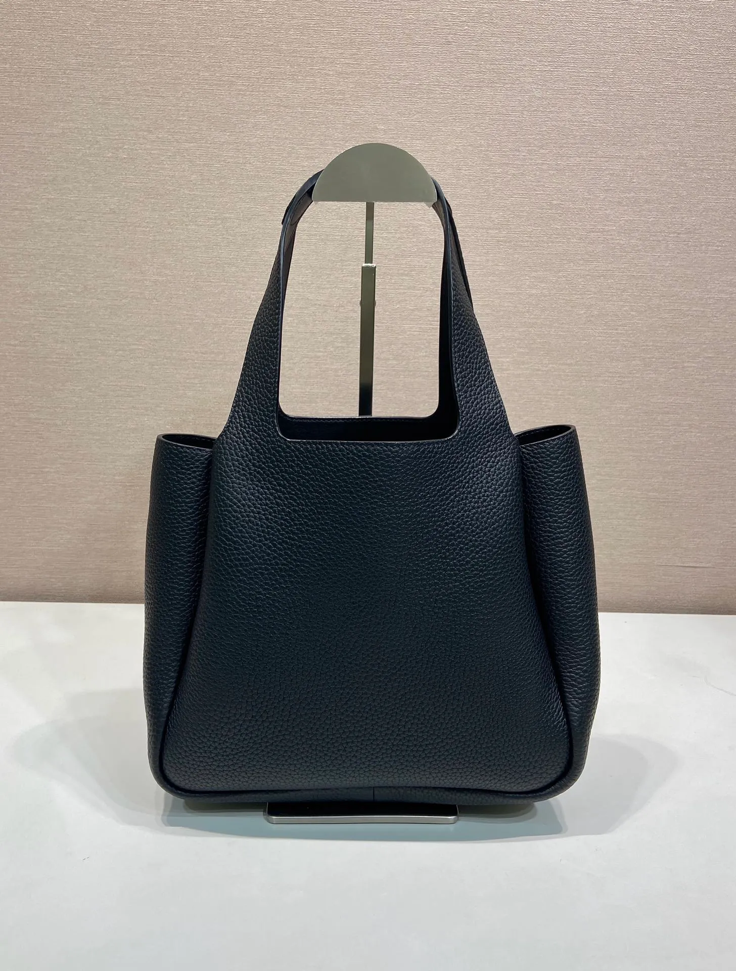 💰1700, vegetable basket🎉🎉 ✨New bucket bag✨1BG335😘The latest vegetable basket😘😘 The vegetable basket tote underarm bag is made of soft and delicate calfskin, with imported sheepskin interior and top-grade white lace hardware. The overall feel is very soft/lightweight😘😘It has many compartments and can be carried or used as an under-the-bag bag. It can be matched with different clothes. So beautiful😘😘Hurry up and get it🙊 Length 25x height 21.5x base 14cm👏👏👏💰💰