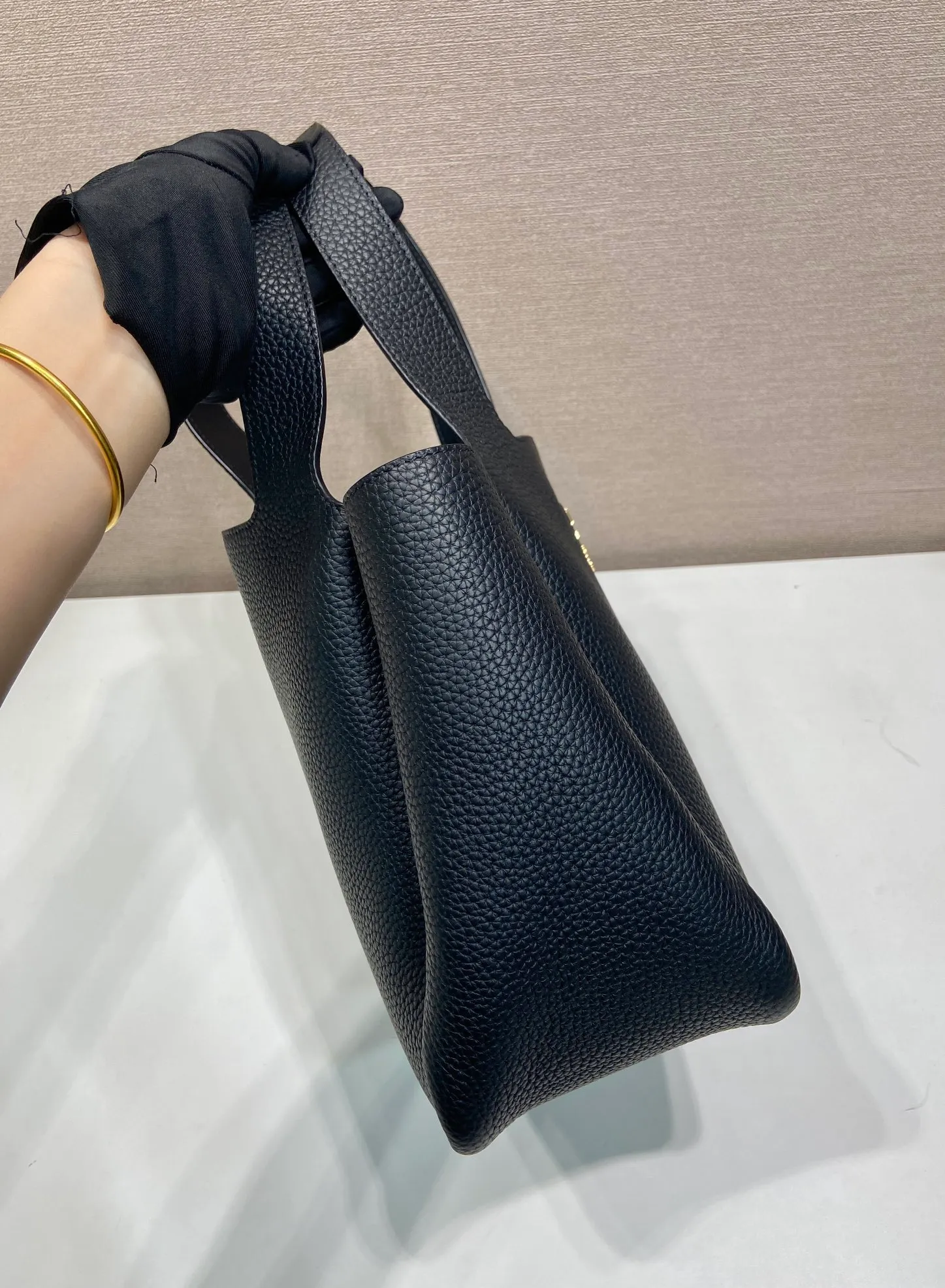 💰1700, vegetable basket🎉🎉 ✨New bucket bag✨1BG335😘The latest vegetable basket😘😘 The vegetable basket tote underarm bag is made of soft and delicate calfskin, with imported sheepskin interior and top-grade white lace hardware. The overall feel is very soft/lightweight😘😘It has many compartments and can be carried or used as an under-the-bag bag. It can be matched with different clothes. So beautiful😘😘Hurry up and get it🙊 Length 25x height 21.5x base 14cm👏👏👏💰💰