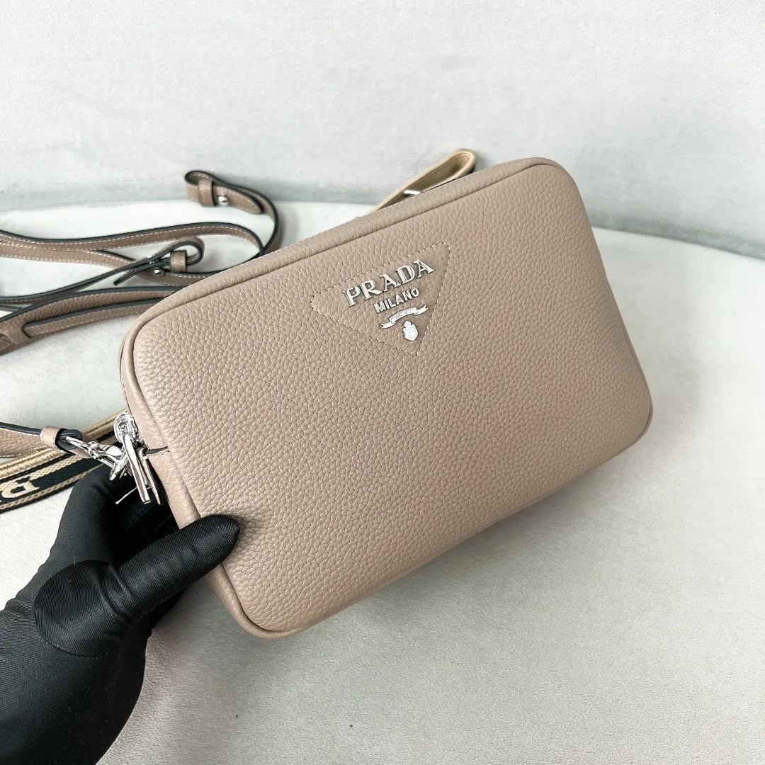 💰1700✨New product launch✨The latest pebbled shoulder bag with double zipper 1BH082 is carefully made of soft textured pebbled calfskin. The bag has a rounded and soft silhouette. Multi-functional detachable embroidered shoulder straps and leather shoulder straps. Double zipper compartments for more convenient storage. Outstanding and elegant style. Can be carried in hand, on one shoulder or crossbody. A handbag that perfectly blends classic heritage with the trend of the times. Fairy must-have gray size 22*14.5*8.5cm
