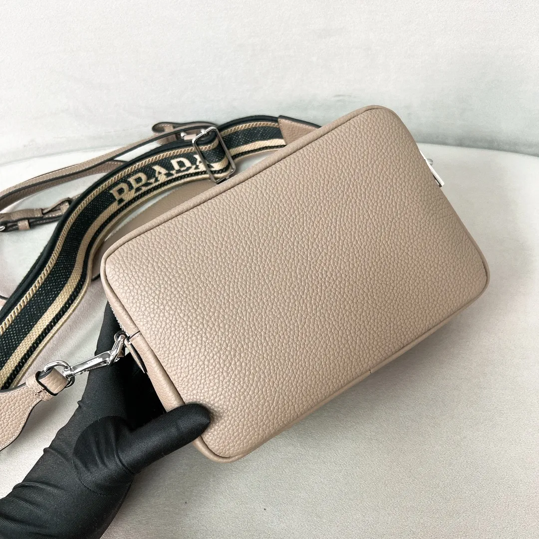 💰1700✨New product launch✨The latest pebbled shoulder bag with double zipper 1BH082 is carefully made of soft textured pebbled calfskin. The bag has a rounded and soft silhouette. Multi-functional detachable embroidered shoulder straps and leather shoulder straps. Double zipper compartments for more convenient storage. Outstanding and elegant style. Can be carried in hand, on one shoulder or crossbody. A handbag that perfectly blends classic heritage with the trend of the times. Fairy must-have gray size 22*14.5*8.5cm