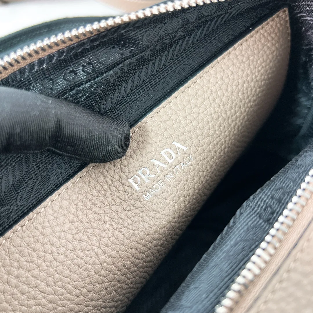 💰1700✨New product launch✨The latest pebbled shoulder bag with double zipper 1BH082 is carefully made of soft textured pebbled calfskin. The bag has a rounded and soft silhouette. Multi-functional detachable embroidered shoulder straps and leather shoulder straps. Double zipper compartments for more convenient storage. Outstanding and elegant style. Can be carried in hand, on one shoulder or crossbody. A handbag that perfectly blends classic heritage with the trend of the times. Fairy must-have gray size 22*14.5*8.5cm