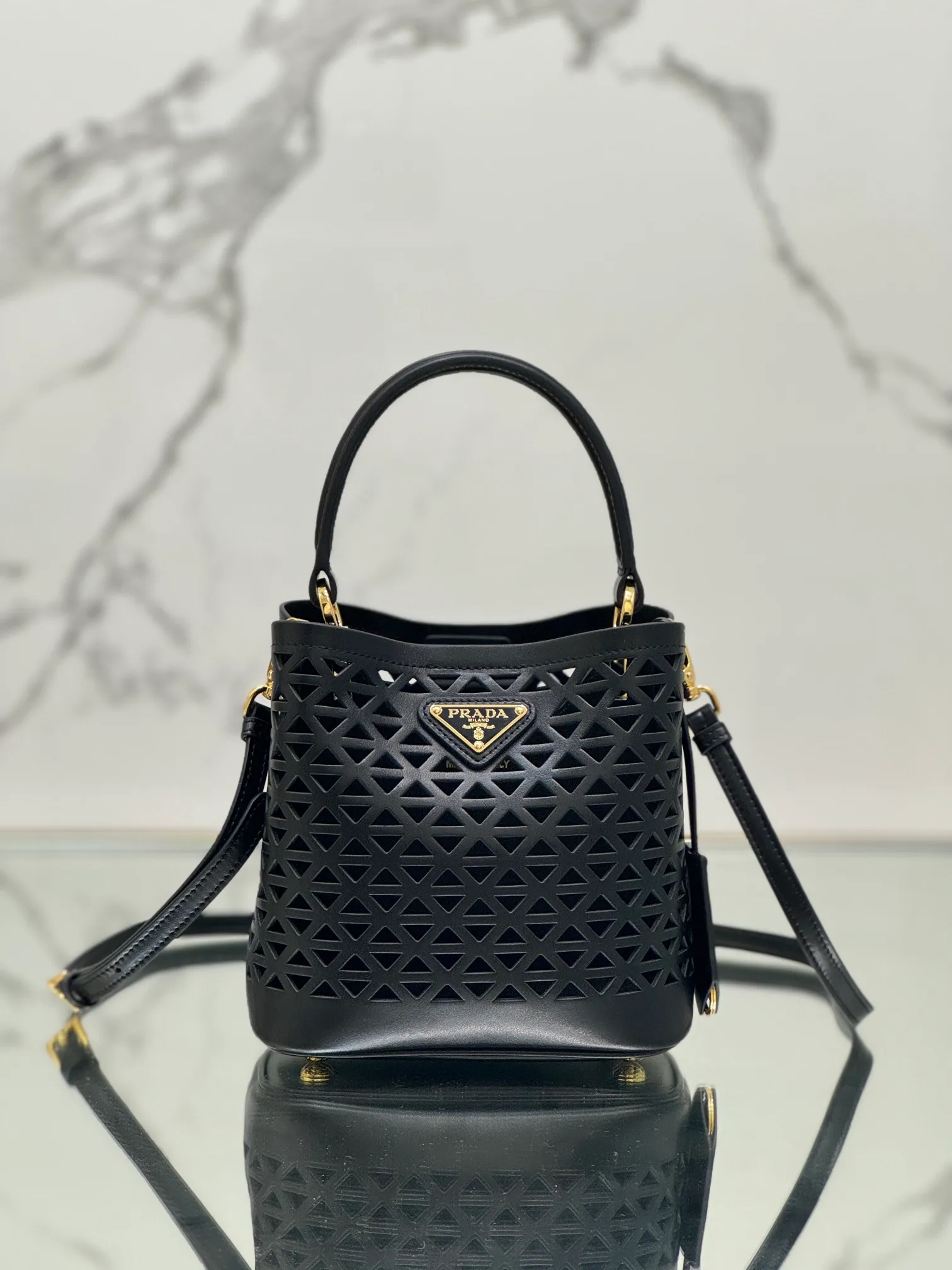 💰1640🌟Hollowout🐮Leather bucket bag The popular "elf" Saffiano perforated calfskin gives this P bucket bag a unique charm. The shape is not too soft and lacks spirit, nor is it too dull and lacks texture. The cute mini size adds a sense of fashion. It can be carried in hand, shoulder or crossbody. It is a handbag that perfectly integrates classic heritage and the trend of the times. Size: 18×17×10.5 cm Style number: 1BA217