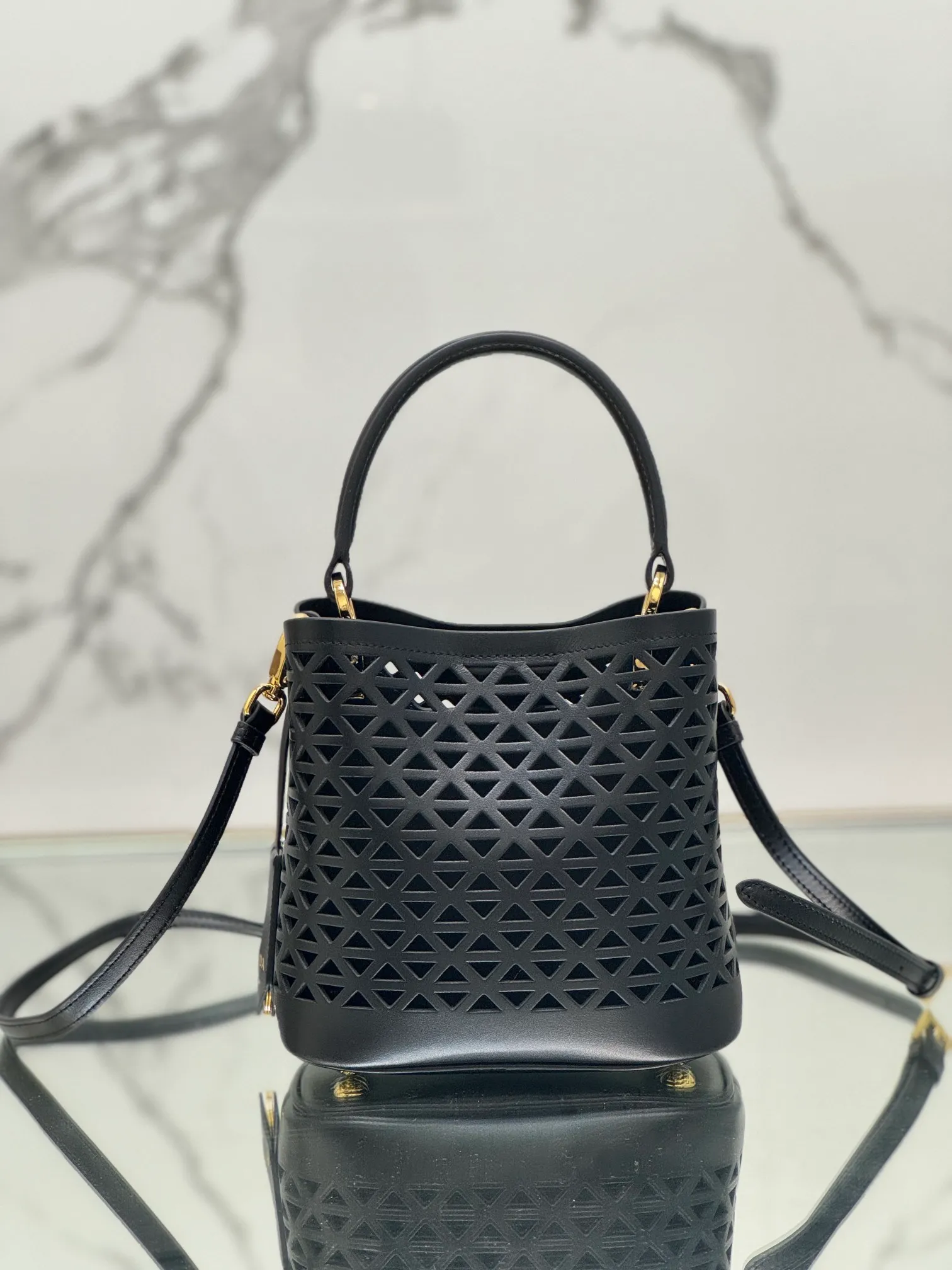 💰1640🌟Hollowout🐮Leather bucket bag The popular "elf" Saffiano perforated calfskin gives this P bucket bag a unique charm. The shape is not too soft and lacks spirit, nor is it too dull and lacks texture. The cute mini size adds a sense of fashion. It can be carried in hand, shoulder or crossbody. It is a handbag that perfectly integrates classic heritage and the trend of the times. Size: 18×17×10.5 cm Style number: 1BA217