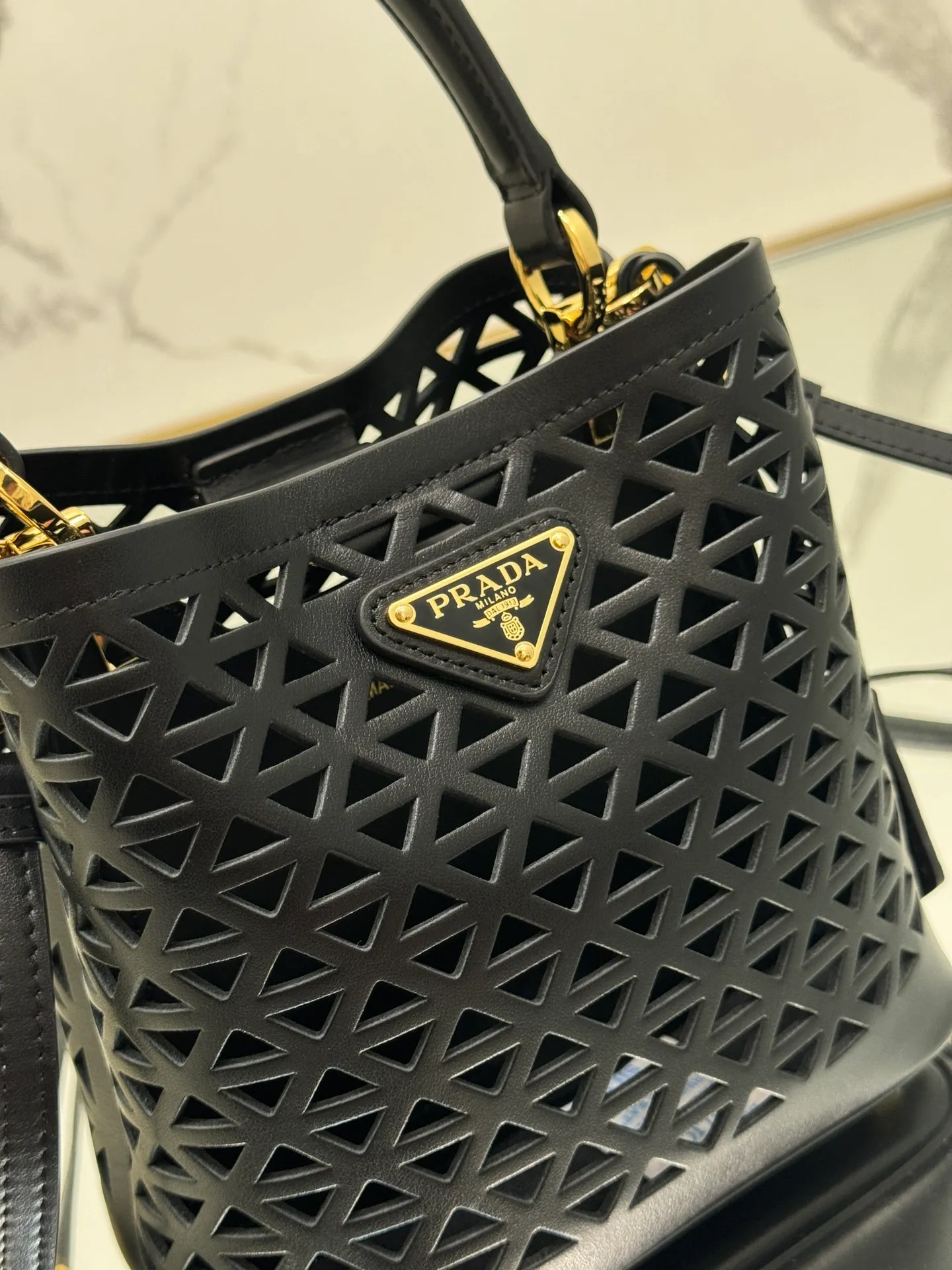 💰1640🌟Hollowout🐮Leather bucket bag The popular "elf" Saffiano perforated calfskin gives this P bucket bag a unique charm. The shape is not too soft and lacks spirit, nor is it too dull and lacks texture. The cute mini size adds a sense of fashion. It can be carried in hand, shoulder or crossbody. It is a handbag that perfectly integrates classic heritage and the trend of the times. Size: 18×17×10.5 cm Style number: 1BA217