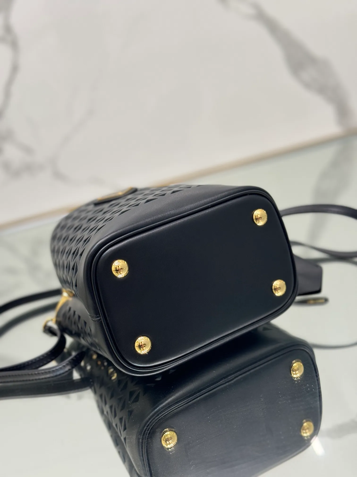 💰1640🌟Hollowout🐮Leather bucket bag The popular "elf" Saffiano perforated calfskin gives this P bucket bag a unique charm. The shape is not too soft and lacks spirit, nor is it too dull and lacks texture. The cute mini size adds a sense of fashion. It can be carried in hand, shoulder or crossbody. It is a handbag that perfectly integrates classic heritage and the trend of the times. Size: 18×17×10.5 cm Style number: 1BA217