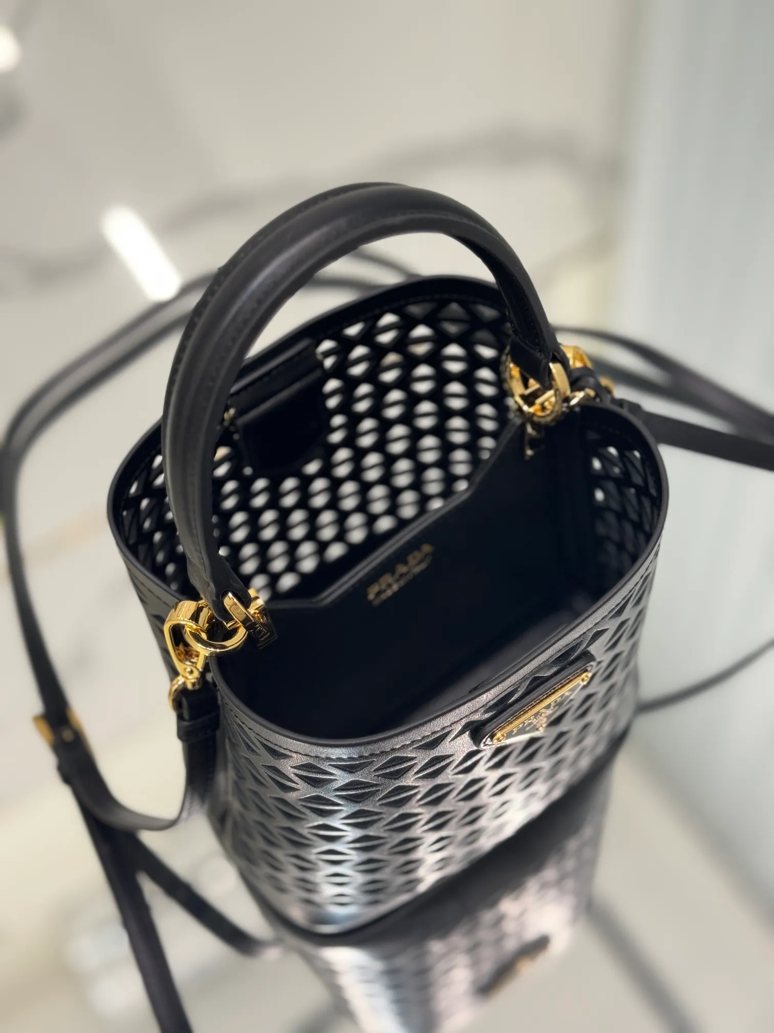 💰1640🌟Hollowout🐮Leather bucket bag The popular "elf" Saffiano perforated calfskin gives this P bucket bag a unique charm. The shape is not too soft and lacks spirit, nor is it too dull and lacks texture. The cute mini size adds a sense of fashion. It can be carried in hand, shoulder or crossbody. It is a handbag that perfectly integrates classic heritage and the trend of the times. Size: 18×17×10.5 cm Style number: 1BA217