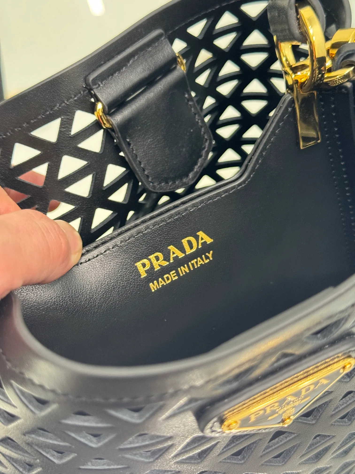 💰1640🌟Hollowout🐮Leather bucket bag The popular "elf" Saffiano perforated calfskin gives this P bucket bag a unique charm. The shape is not too soft and lacks spirit, nor is it too dull and lacks texture. The cute mini size adds a sense of fashion. It can be carried in hand, shoulder or crossbody. It is a handbag that perfectly integrates classic heritage and the trend of the times. Size: 18×17×10.5 cm Style number: 1BA217