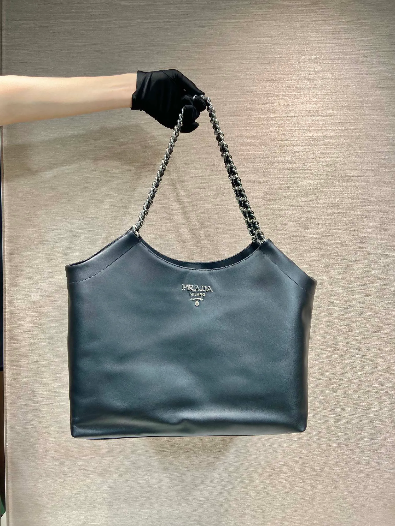 💰1900🎉Tote bag🎉1BA638🎉🎉White Hardware This one is made of imported calfskin, a super classic internet celebrity style with one shoulder, and the black and silver combination shows nobility and temperament. The leather is wear-resistant and easy to take care of, the style is simple and elegant, it is lightweight and can be packed in. A tote bag that will turn heads quickly🎉🎉Hurry up and get it🎉🎉 Length 39x Height 29x Bottom 19cm🎉🎉🎉👏👏👏