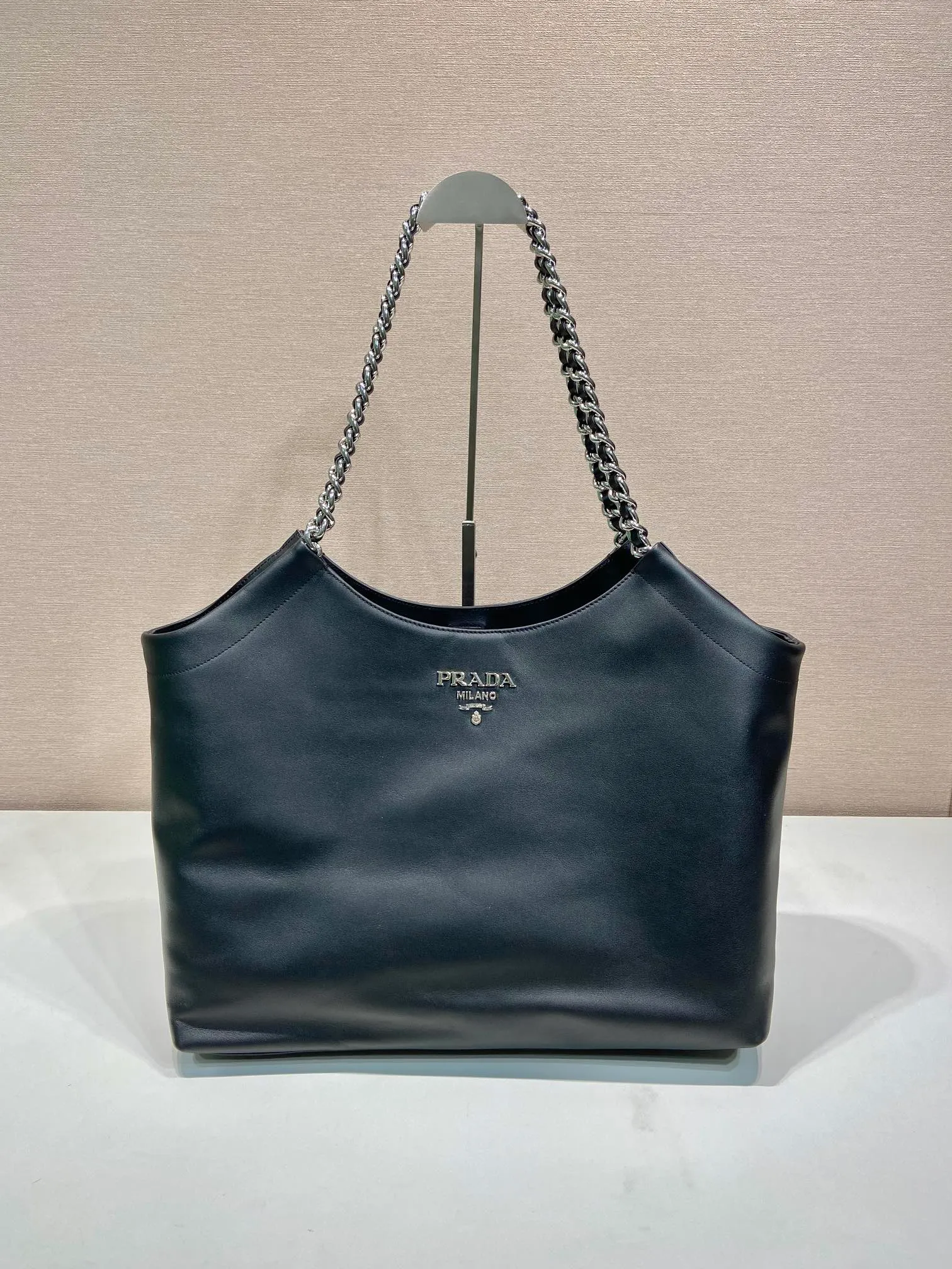 💰1900🎉Tote bag🎉1BA638🎉🎉White Hardware This one is made of imported calfskin, a super classic internet celebrity style with one shoulder, and the black and silver combination shows nobility and temperament. The leather is wear-resistant and easy to take care of, the style is simple and elegant, it is lightweight and can be packed in. A tote bag that will turn heads quickly🎉🎉Hurry up and get it🎉🎉 Length 39x Height 29x Bottom 19cm🎉🎉🎉👏👏👏