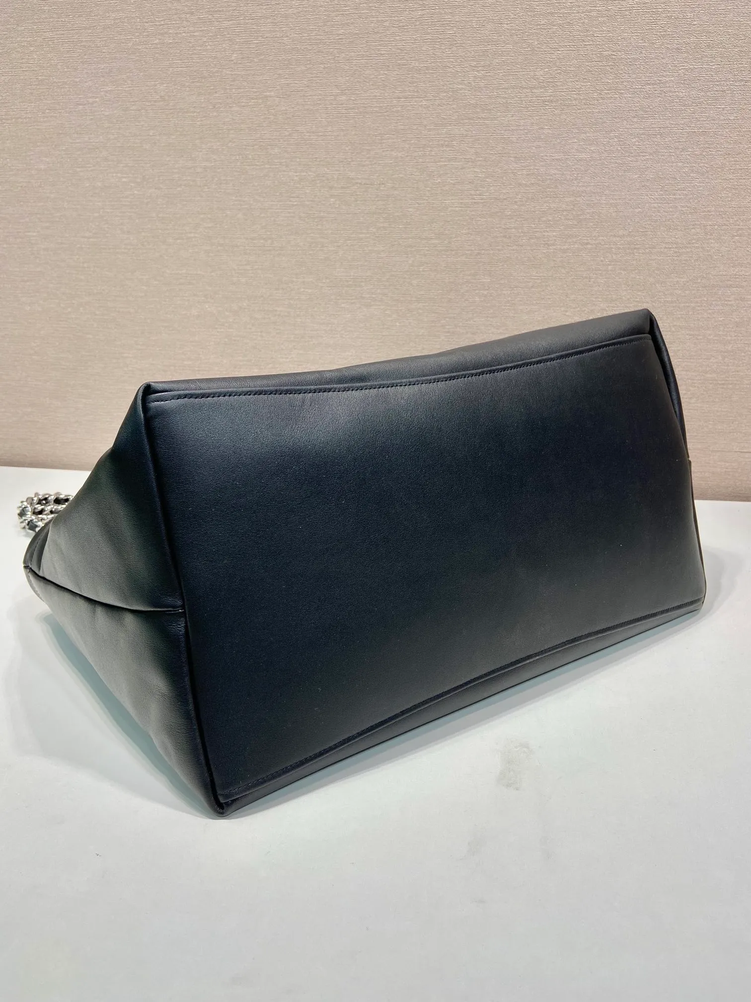 💰1900🎉Tote bag🎉1BA638🎉🎉White Hardware This one is made of imported calfskin, a super classic internet celebrity style with one shoulder, and the black and silver combination shows nobility and temperament. The leather is wear-resistant and easy to take care of, the style is simple and elegant, it is lightweight and can be packed in. A tote bag that will turn heads quickly🎉🎉Hurry up and get it🎉🎉 Length 39x Height 29x Bottom 19cm🎉🎉🎉👏👏👏