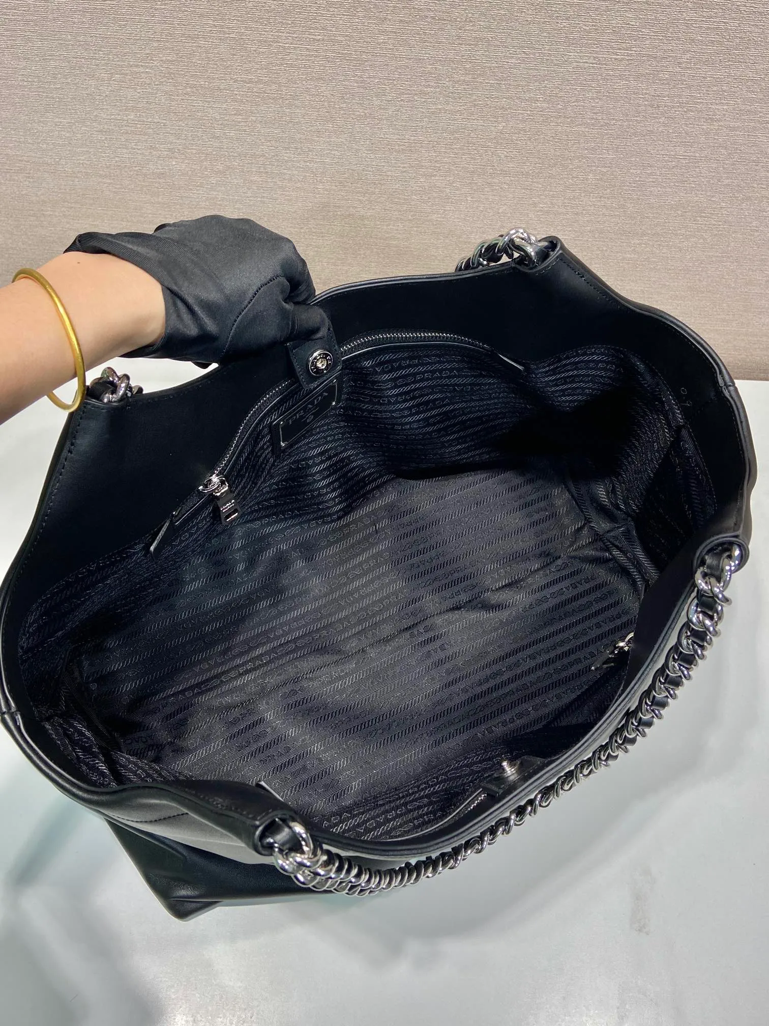 💰1900🎉Tote bag🎉1BA638🎉🎉White Hardware This one is made of imported calfskin, a super classic internet celebrity style with one shoulder, and the black and silver combination shows nobility and temperament. The leather is wear-resistant and easy to take care of, the style is simple and elegant, it is lightweight and can be packed in. A tote bag that will turn heads quickly🎉🎉Hurry up and get it🎉🎉 Length 39x Height 29x Bottom 19cm🎉🎉🎉👏👏👏