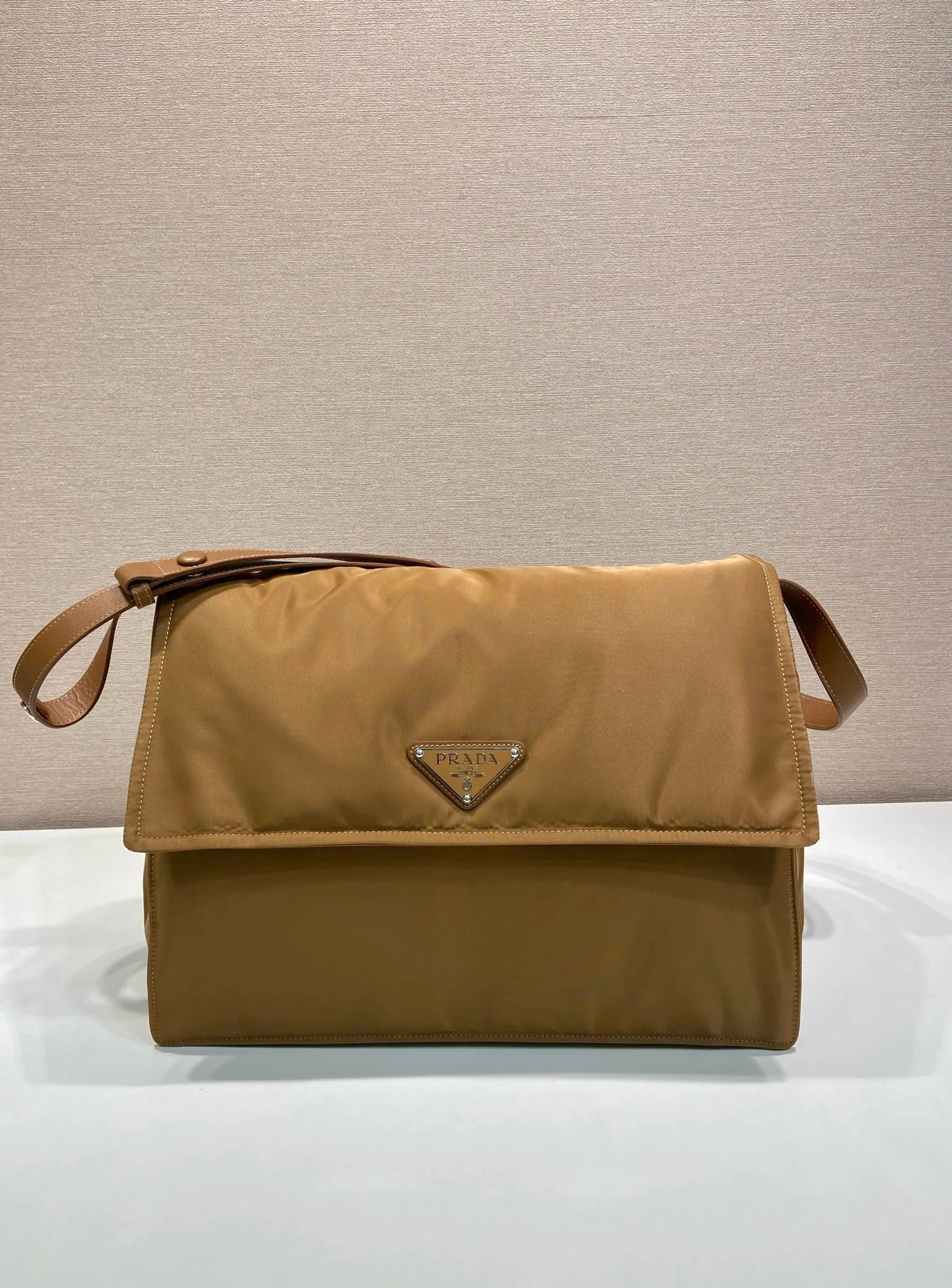 💰1360🎉The popular messenger bag large 🎉New color😘😘This shoulder bag is made of unique padded nylon, and is equipped with leather shoulder straps and back pockets. The metal accessories give a touch of bright color and the overall low-key Luxurious and versatile, the only difference is that it is not detachable, the design is more simple, and the style is still the same🙊🙊 If you like babies, hurry up and buy it, it is unisex, and it is a popular style that will never go out of style👏👏 Style number 1BD256, length 36x height 28x bottom 14