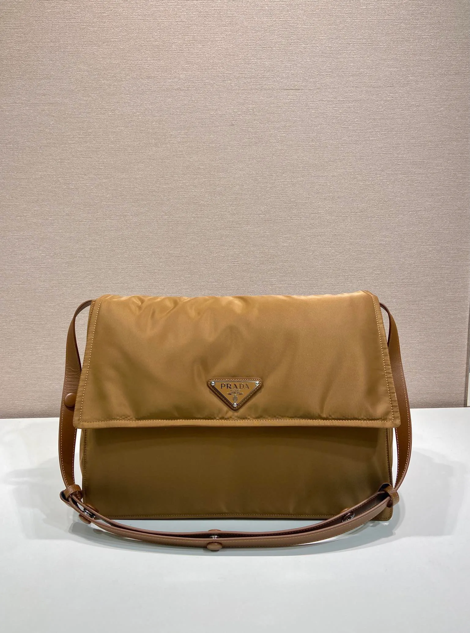 💰1360🎉The popular messenger bag large 🎉New color😘😘This shoulder bag is made of unique padded nylon, and is equipped with leather shoulder straps and back pockets. The metal accessories give a touch of bright color and the overall low-key Luxurious and versatile, the only difference is that it is not detachable, the design is more simple, and the style is still the same🙊🙊 If you like babies, hurry up and buy it, it is unisex, and it is a popular style that will never go out of style👏👏 Style number 1BD256, length 36x height 28x bottom 14