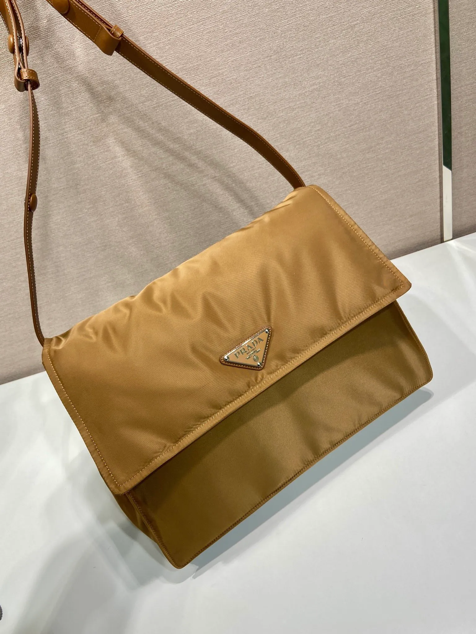 💰1360🎉The popular messenger bag large 🎉New color😘😘This shoulder bag is made of unique padded nylon, and is equipped with leather shoulder straps and back pockets. The metal accessories give a touch of bright color and the overall low-key Luxurious and versatile, the only difference is that it is not detachable, the design is more simple, and the style is still the same🙊🙊 If you like babies, hurry up and buy it, it is unisex, and it is a popular style that will never go out of style👏👏 Style number 1BD256, length 36x height 28x bottom 14