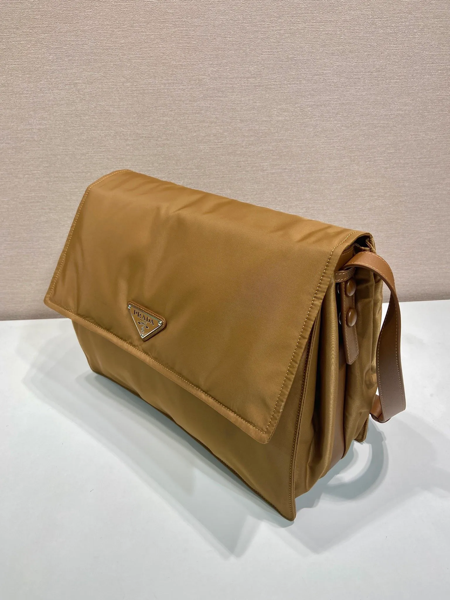 💰1360🎉The popular messenger bag large 🎉New color😘😘This shoulder bag is made of unique padded nylon, and is equipped with leather shoulder straps and back pockets. The metal accessories give a touch of bright color and the overall low-key Luxurious and versatile, the only difference is that it is not detachable, the design is more simple, and the style is still the same🙊🙊 If you like babies, hurry up and buy it, it is unisex, and it is a popular style that will never go out of style👏👏 Style number 1BD256, length 36x height 28x bottom 14