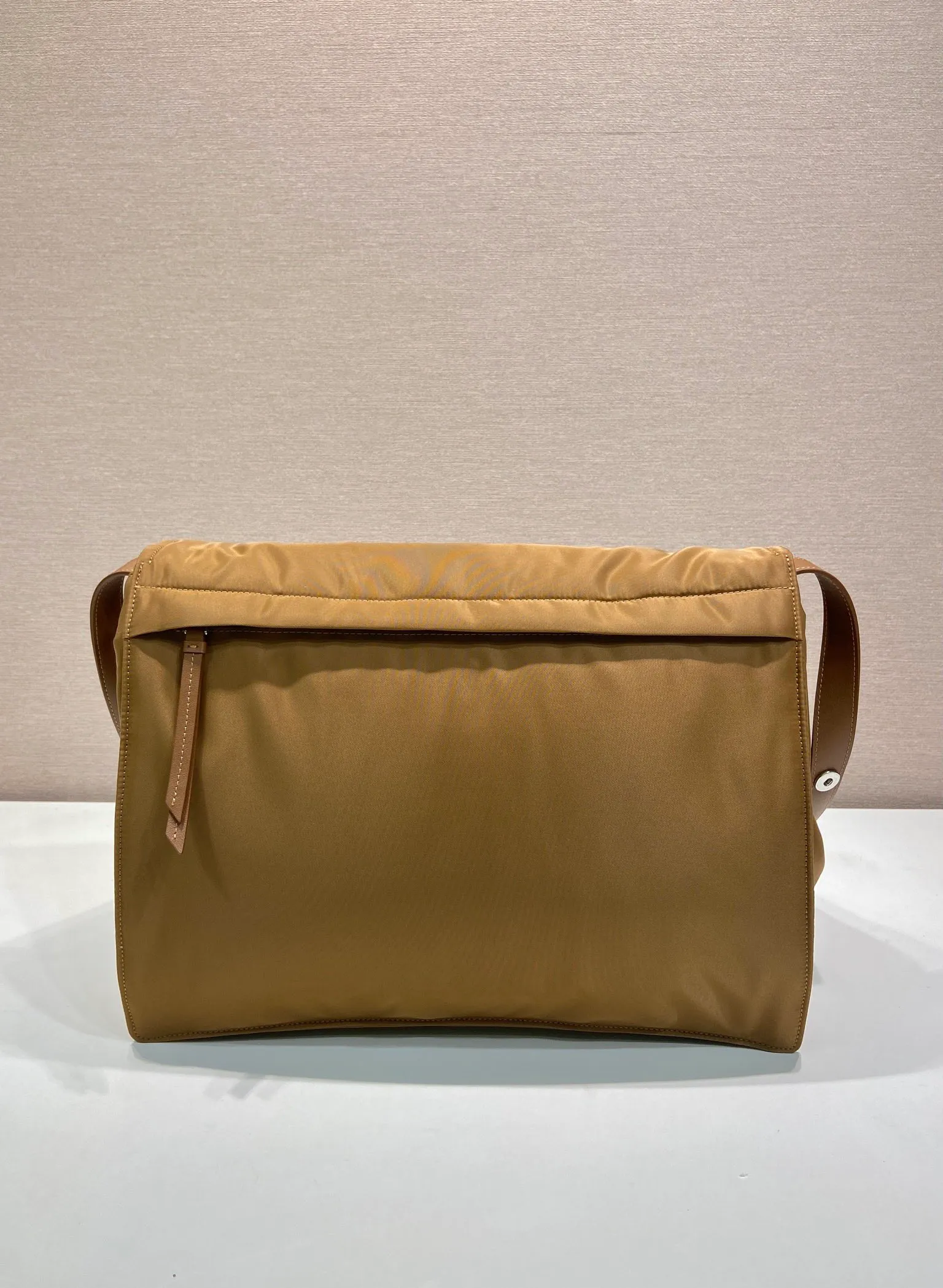 💰1360🎉The popular messenger bag large 🎉New color😘😘This shoulder bag is made of unique padded nylon, and is equipped with leather shoulder straps and back pockets. The metal accessories give a touch of bright color and the overall low-key Luxurious and versatile, the only difference is that it is not detachable, the design is more simple, and the style is still the same🙊🙊 If you like babies, hurry up and buy it, it is unisex, and it is a popular style that will never go out of style👏👏 Style number 1BD256, length 36x height 28x bottom 14