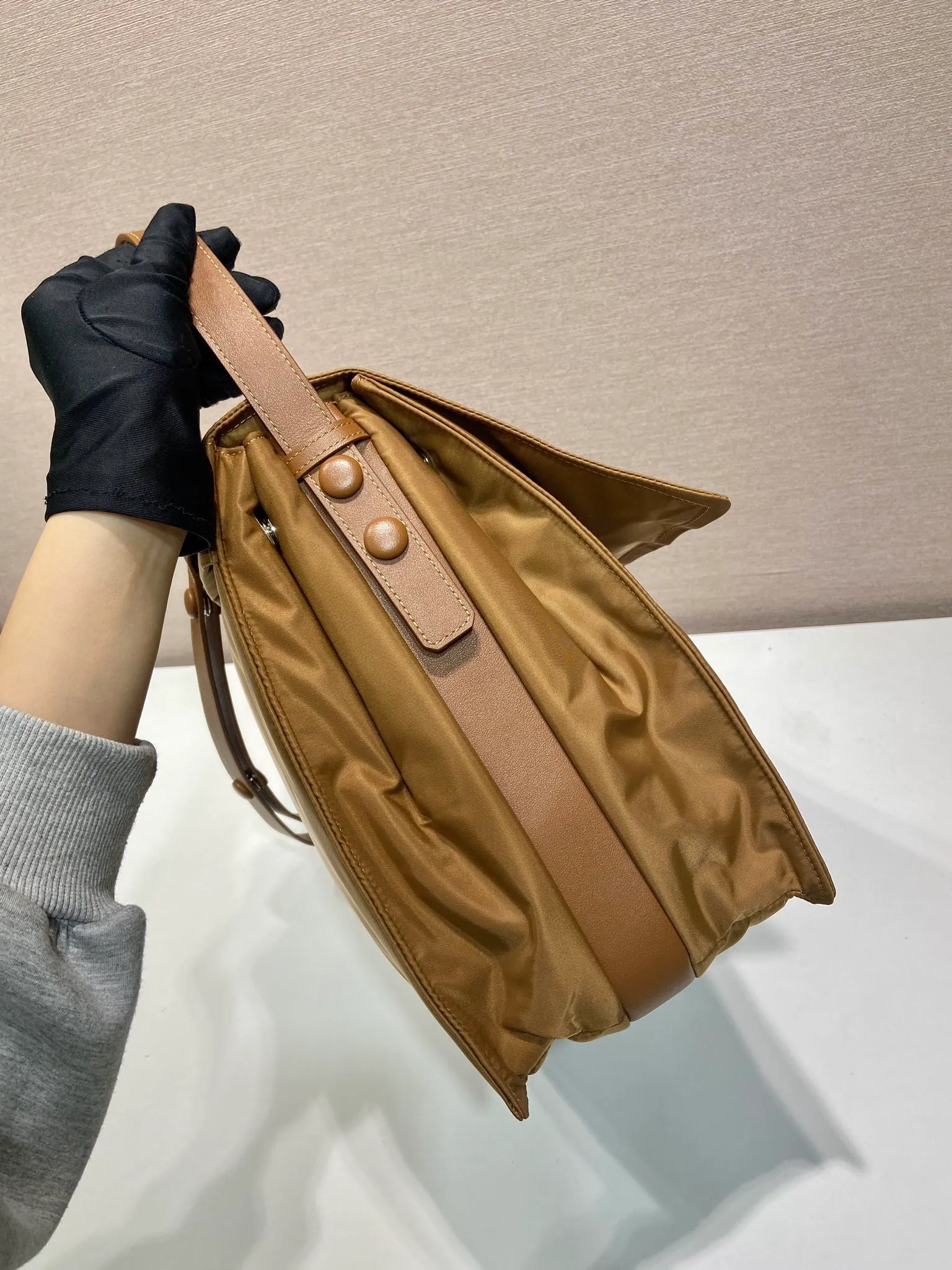 💰1360🎉The popular messenger bag large 🎉New color😘😘This shoulder bag is made of unique padded nylon, and is equipped with leather shoulder straps and back pockets. The metal accessories give a touch of bright color and the overall low-key Luxurious and versatile, the only difference is that it is not detachable, the design is more simple, and the style is still the same🙊🙊 If you like babies, hurry up and buy it, it is unisex, and it is a popular style that will never go out of style👏👏 Style number 1BD256, length 36x height 28x bottom 14