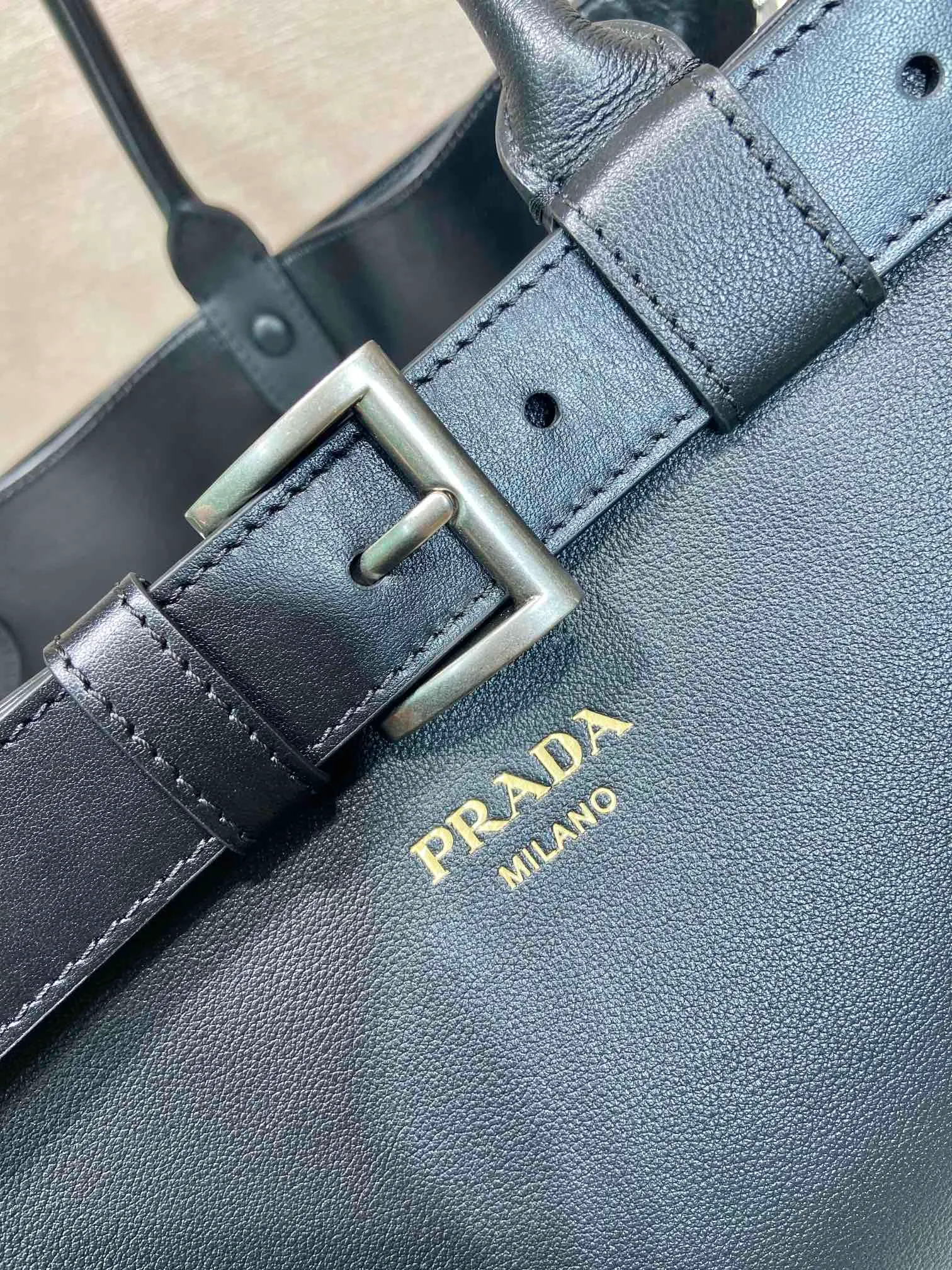 💰2360🎉New men's model🎉1BG126 extra large🎉🎉Belt buckle model This portable men's model is made of imported calfskin, with imported sheepskin lining. Simple lines and exquisite elements interweave, interpreting the design aesthetic of both elegance and functionality. It not only embodies the modern and simple style, but also comes with replaceable straps and detachable and adjustable long shoulder straps, adding a unique personality embellishment to the entire look. Modern and versatile. Babies. The extra large size 48cm that you have been longing for has arrived😘 Hurry up and get it🎉🎉 Length 48x Height 34x Bottom 18cm🎉🎉🎉👏👏👏