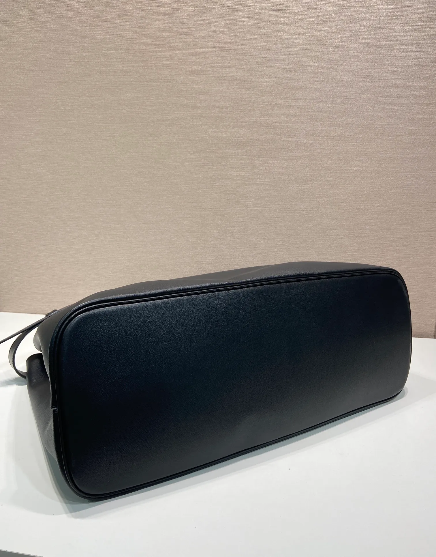 💰2360🎉New men's model🎉1BG126 extra large🎉🎉Belt buckle model This portable men's model is made of imported calfskin, with imported sheepskin lining. Simple lines and exquisite elements interweave, interpreting the design aesthetic of both elegance and functionality. It not only embodies the modern and simple style, but also comes with replaceable straps and detachable and adjustable long shoulder straps, adding a unique personality embellishment to the entire look. Modern and versatile. Babies. The extra large size 48cm that you have been longing for has arrived😘 Hurry up and get it🎉🎉 Length 48x Height 34x Bottom 18cm🎉🎉🎉👏👏👏