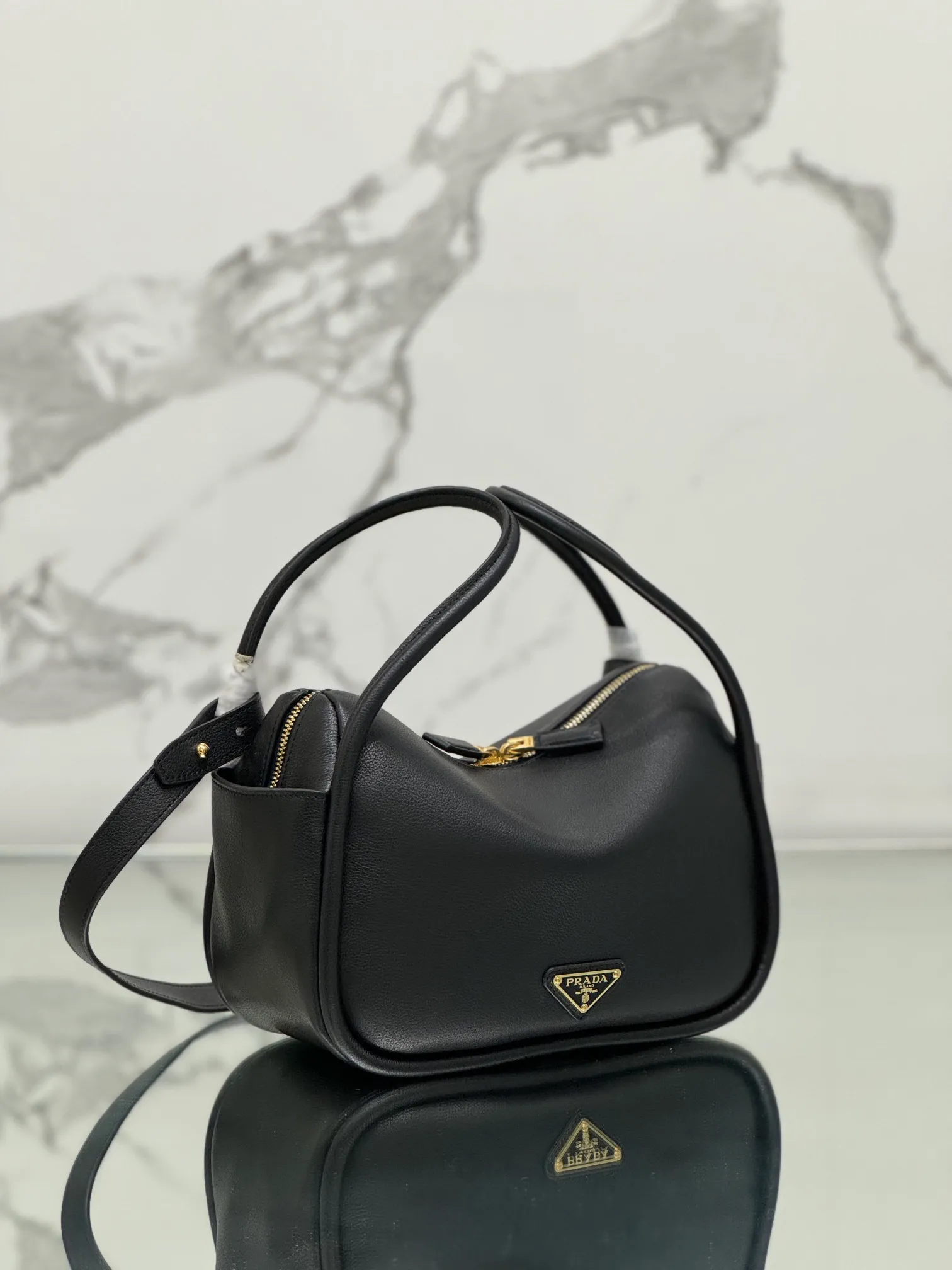 💰1500⭐ New bowling bag This Lindy handbag/shoulder bag is made of Italian Soft Grain imported calfskin, with top-grade hardware. The modern design highlights the casual attitude, and the exquisite details and metal hardware accessories add to the smartness. Sophisticated and versatile, the style is crafted from soft grained cowhide with smooth, minimal lines. Showcasing exceptional craftsmanship, this accessory is embellished with an enameled triangular metal logo. It can be carried by hand, shoulder, or cross-body. It has large capacity, is simple and practical, and has a great upper body😘 ●Double handles, 13 cm drop length ●Detachable shoulder strap, 75 cm long ·Open side pockets·Metal hardware accessories ·Enameled triangular metal logo on the front ·Zipper closure ·Lined and patch pockets Style number: 1ba451 Size: 25*18*10.5cm