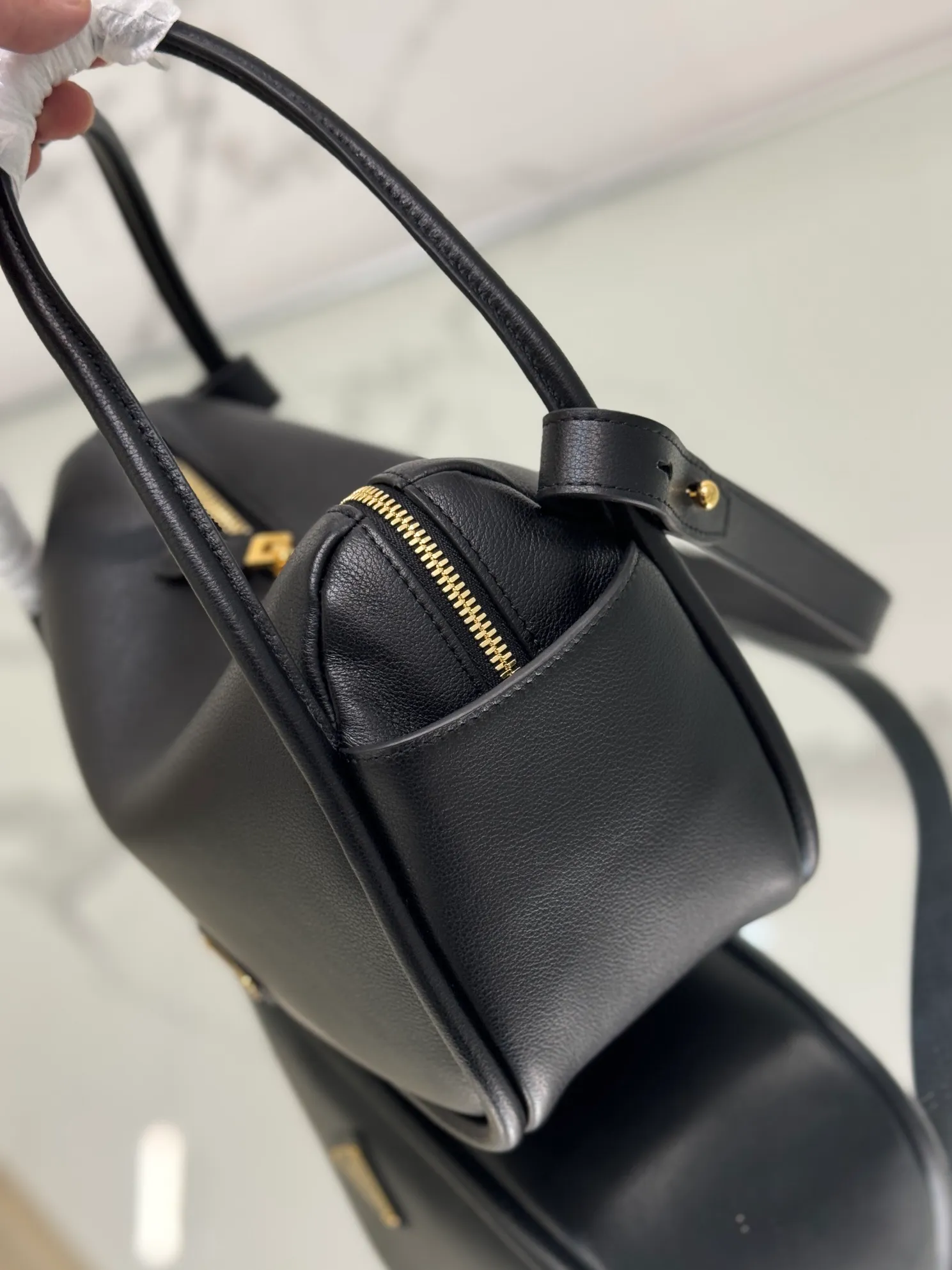 💰1500⭐ New bowling bag This Lindy handbag/shoulder bag is made of Italian Soft Grain imported calfskin, with top-grade hardware. The modern design highlights the casual attitude, and the exquisite details and metal hardware accessories add to the smartness. Sophisticated and versatile, the style is crafted from soft grained cowhide with smooth, minimal lines. Showcasing exceptional craftsmanship, this accessory is embellished with an enameled triangular metal logo. It can be carried by hand, shoulder, or cross-body. It has large capacity, is simple and practical, and has a great upper body😘 ●Double handles, 13 cm drop length ●Detachable shoulder strap, 75 cm long ·Open side pockets·Metal hardware accessories ·Enameled triangular metal logo on the front ·Zipper closure ·Lined and patch pockets Style number: 1ba451 Size: 25*18*10.5cm