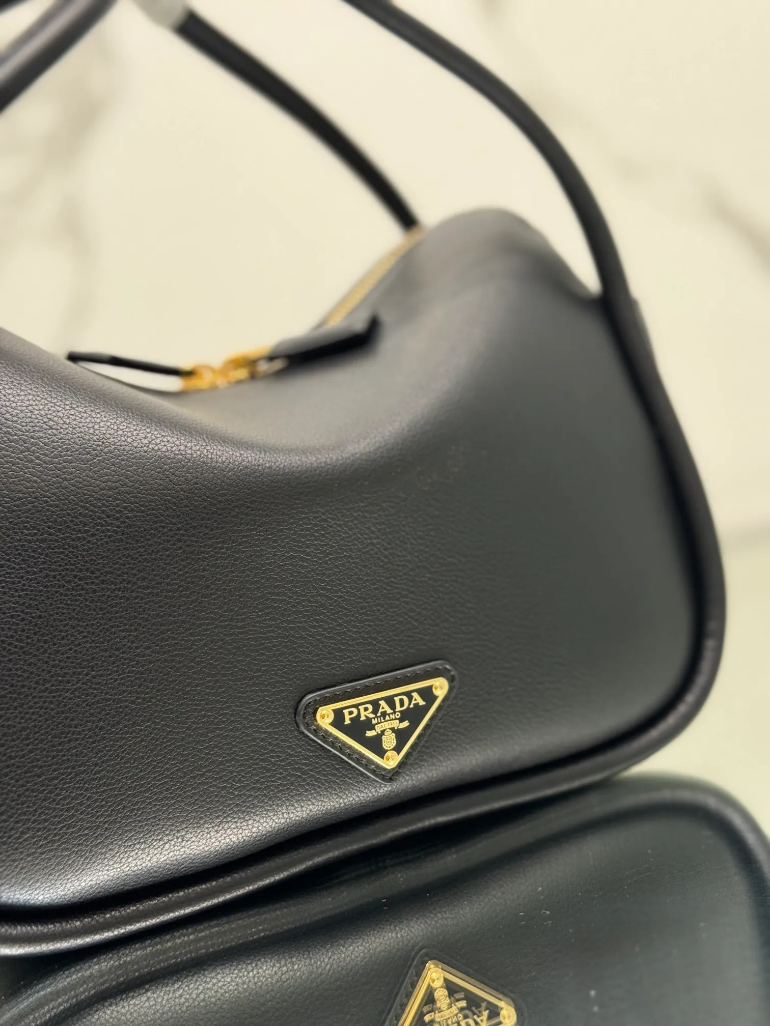 💰1500⭐ New bowling bag This Lindy handbag/shoulder bag is made of Italian Soft Grain imported calfskin, with top-grade hardware. The modern design highlights the casual attitude, and the exquisite details and metal hardware accessories add to the smartness. Sophisticated and versatile, the style is crafted from soft grained cowhide with smooth, minimal lines. Showcasing exceptional craftsmanship, this accessory is embellished with an enameled triangular metal logo. It can be carried by hand, shoulder, or cross-body. It has large capacity, is simple and practical, and has a great upper body😘 ●Double handles, 13 cm drop length ●Detachable shoulder strap, 75 cm long ·Open side pockets·Metal hardware accessories ·Enameled triangular metal logo on the front ·Zipper closure ·Lined and patch pockets Style number: 1ba451 Size: 25*18*10.5cm