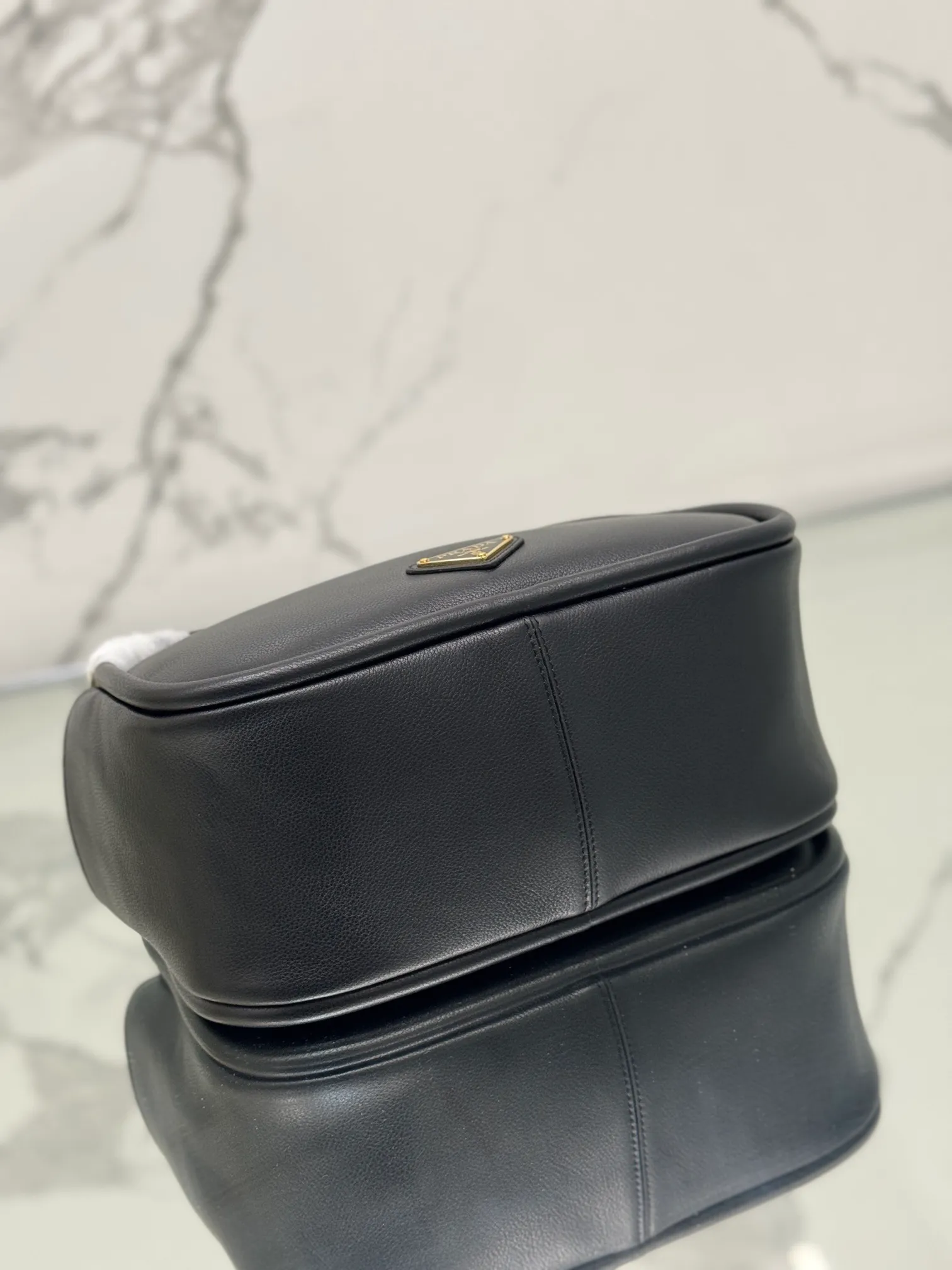💰1500⭐ New bowling bag This Lindy handbag/shoulder bag is made of Italian Soft Grain imported calfskin, with top-grade hardware. The modern design highlights the casual attitude, and the exquisite details and metal hardware accessories add to the smartness. Sophisticated and versatile, the style is crafted from soft grained cowhide with smooth, minimal lines. Showcasing exceptional craftsmanship, this accessory is embellished with an enameled triangular metal logo. It can be carried by hand, shoulder, or cross-body. It has large capacity, is simple and practical, and has a great upper body😘 ●Double handles, 13 cm drop length ●Detachable shoulder strap, 75 cm long ·Open side pockets·Metal hardware accessories ·Enameled triangular metal logo on the front ·Zipper closure ·Lined and patch pockets Style number: 1ba451 Size: 25*18*10.5cm