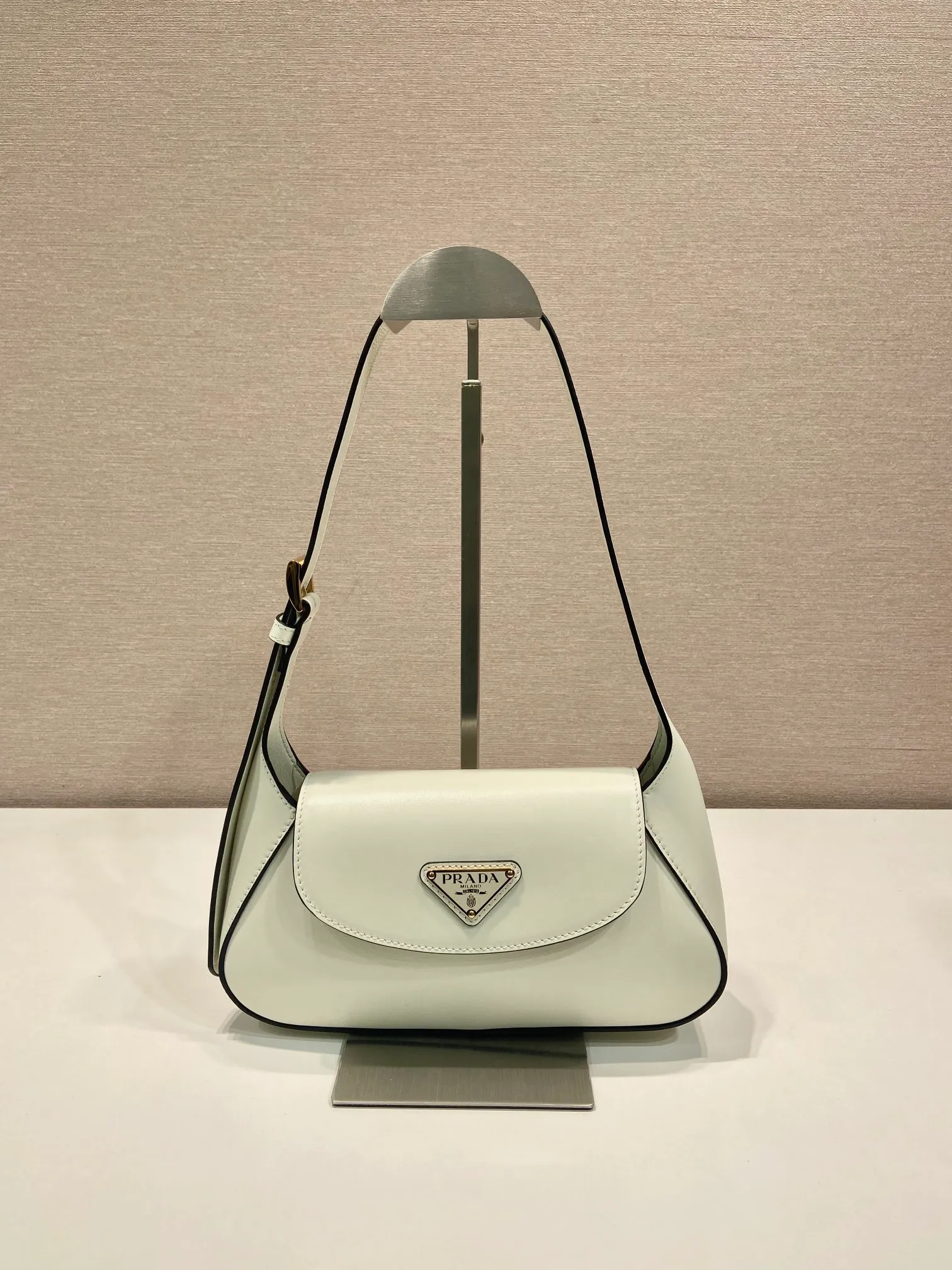 💰1500🎉New Shoulder Bag🎉1BD358🎉🎉 This modern and sophisticated leather handbag showcases superior craftsmanship with exquisite details and smooth aesthetic construction. It has simple lines and compact shape. It is equipped with Nappa leather lining and elegant adjustable handles. It is equipped with a magnetic cover and large capacity. It is simple and elegant. Babies, hurry up and get it🎉🎉 Width: 25cm Length: 5.5cm