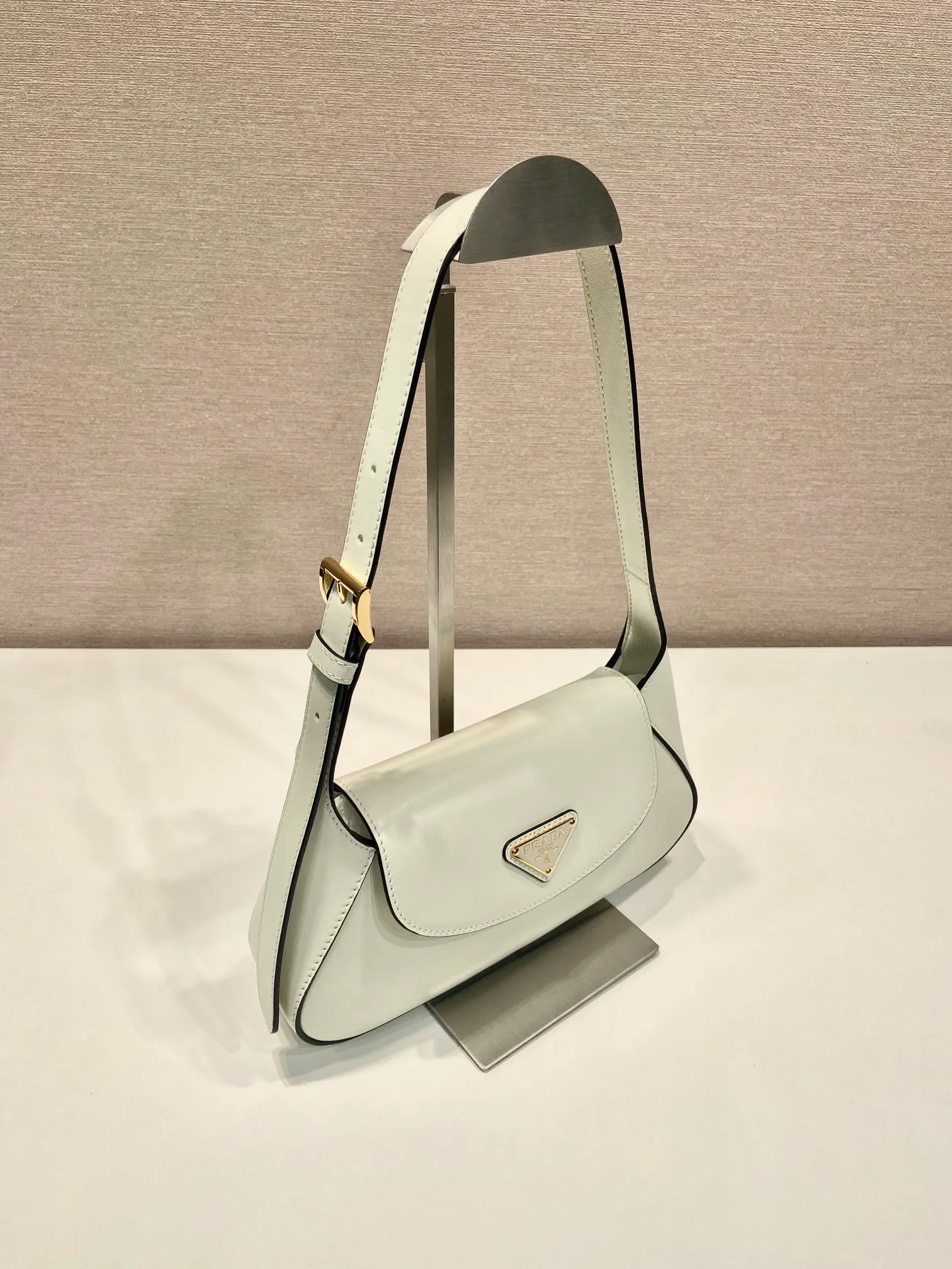 💰1500🎉New Shoulder Bag🎉1BD358🎉🎉 This modern and sophisticated leather handbag showcases superior craftsmanship with exquisite details and smooth aesthetic construction. It has simple lines and compact shape. It is equipped with Nappa leather lining and elegant adjustable handles. It is equipped with a magnetic cover and large capacity. It is simple and elegant. Babies, hurry up and get it🎉🎉 Width: 25cm Length: 5.5cm
