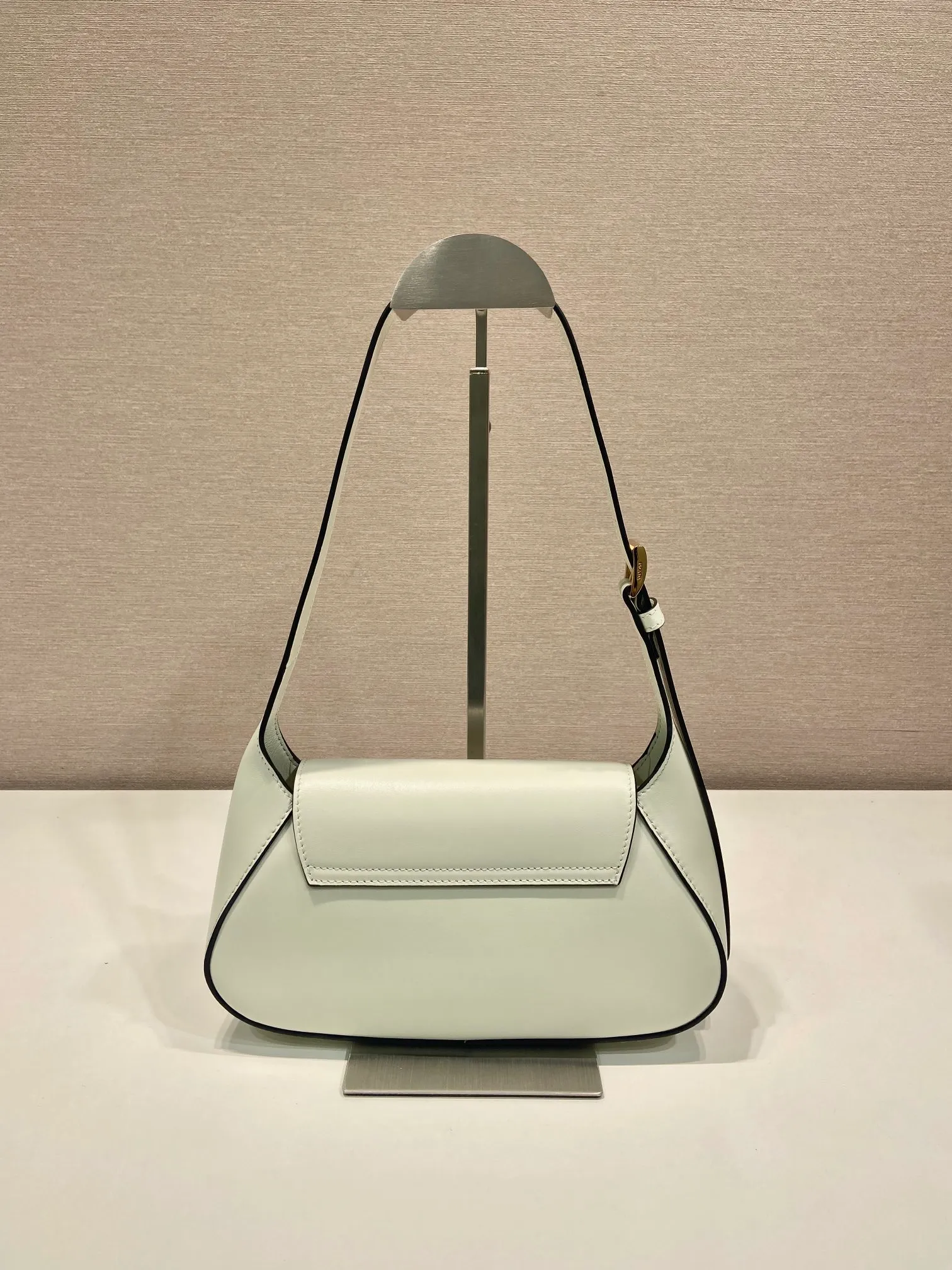 💰1500🎉New Shoulder Bag🎉1BD358🎉🎉 This modern and sophisticated leather handbag showcases superior craftsmanship with exquisite details and smooth aesthetic construction. It has simple lines and compact shape. It is equipped with Nappa leather lining and elegant adjustable handles. It is equipped with a magnetic cover and large capacity. It is simple and elegant. Babies, hurry up and get it🎉🎉 Width: 25cm Length: 5.5cm