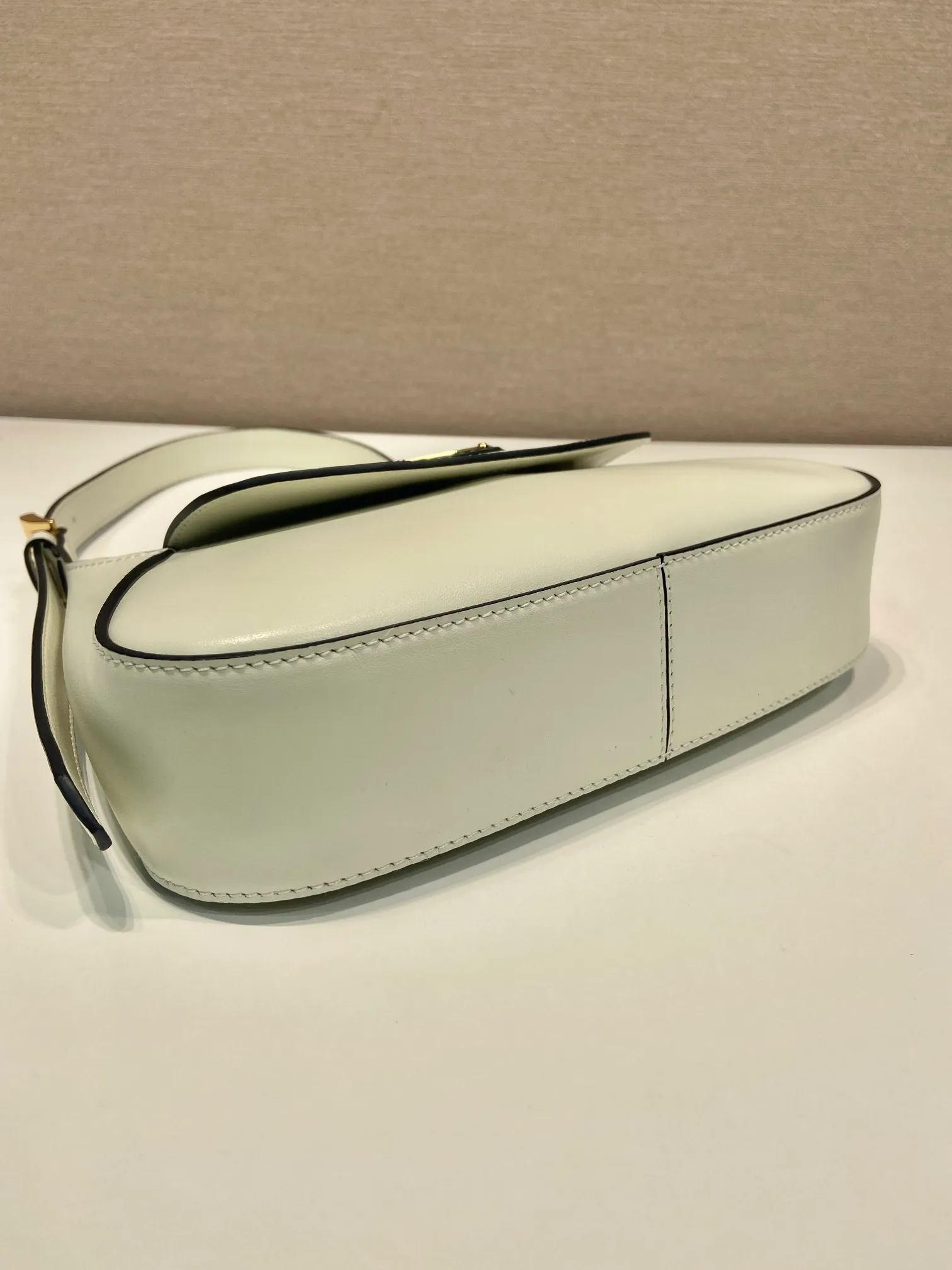 💰1500🎉New Shoulder Bag🎉1BD358🎉🎉 This modern and sophisticated leather handbag showcases superior craftsmanship with exquisite details and smooth aesthetic construction. It has simple lines and compact shape. It is equipped with Nappa leather lining and elegant adjustable handles. It is equipped with a magnetic cover and large capacity. It is simple and elegant. Babies, hurry up and get it🎉🎉 Width: 25cm Length: 5.5cm