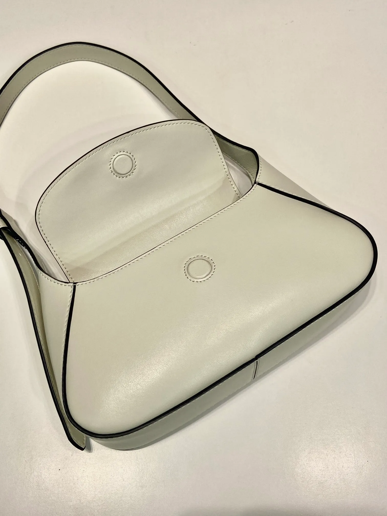 💰1500🎉New Shoulder Bag🎉1BD358🎉🎉 This modern and sophisticated leather handbag showcases superior craftsmanship with exquisite details and smooth aesthetic construction. It has simple lines and compact shape. It is equipped with Nappa leather lining and elegant adjustable handles. It is equipped with a magnetic cover and large capacity. It is simple and elegant. Babies, hurry up and get it🎉🎉 Width: 25cm Length: 5.5cm