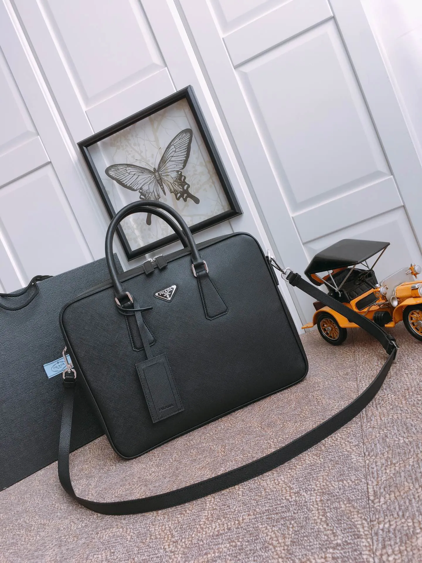 💰2140, 💋Exclusive debut 💋2VE011💼💼The latest men’s bag🤙🤙Made of imported Saffiano leather material 🤙Detachable and adjustable nylon shoulder strap 👏🏻Top brushed hardware💪🏾💪🏾Latest design of two-way zipper at the end😘Latest design Prada logo lining Four inner pockets: one with inner wall stitching, one with zipper, two mobile phone pockets, super practical💼💼, men hurry up, length 36x height 28x bottom 6.5cm
