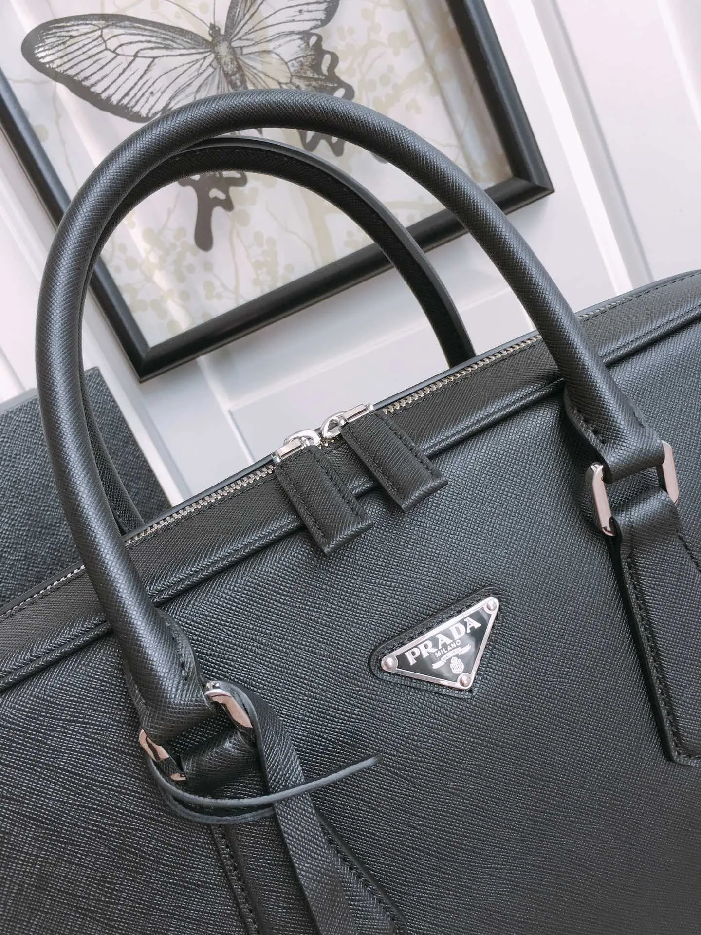 💰2140, 💋Exclusive debut 💋2VE011💼💼The latest men’s bag🤙🤙Made of imported Saffiano leather material 🤙Detachable and adjustable nylon shoulder strap 👏🏻Top brushed hardware💪🏾💪🏾Latest design of two-way zipper at the end😘Latest design Prada logo lining Four inner pockets: one with inner wall stitching, one with zipper, two mobile phone pockets, super practical💼💼, men hurry up, length 36x height 28x bottom 6.5cm