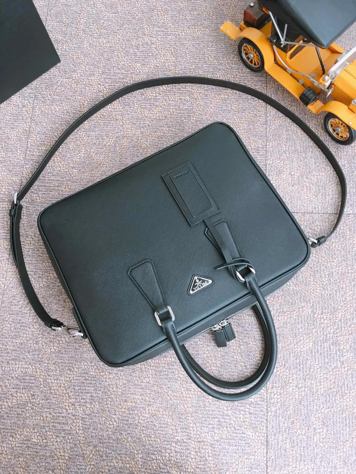💰2140, 💋Exclusive debut 💋2VE011💼💼The latest men’s bag🤙🤙Made of imported Saffiano leather material 🤙Detachable and adjustable nylon shoulder strap 👏🏻Top brushed hardware💪🏾💪🏾Latest design of two-way zipper at the end😘Latest design Prada logo lining Four inner pockets: one with inner wall stitching, one with zipper, two mobile phone pockets, super practical💼💼, men hurry up, length 36x height 28x bottom 6.5cm