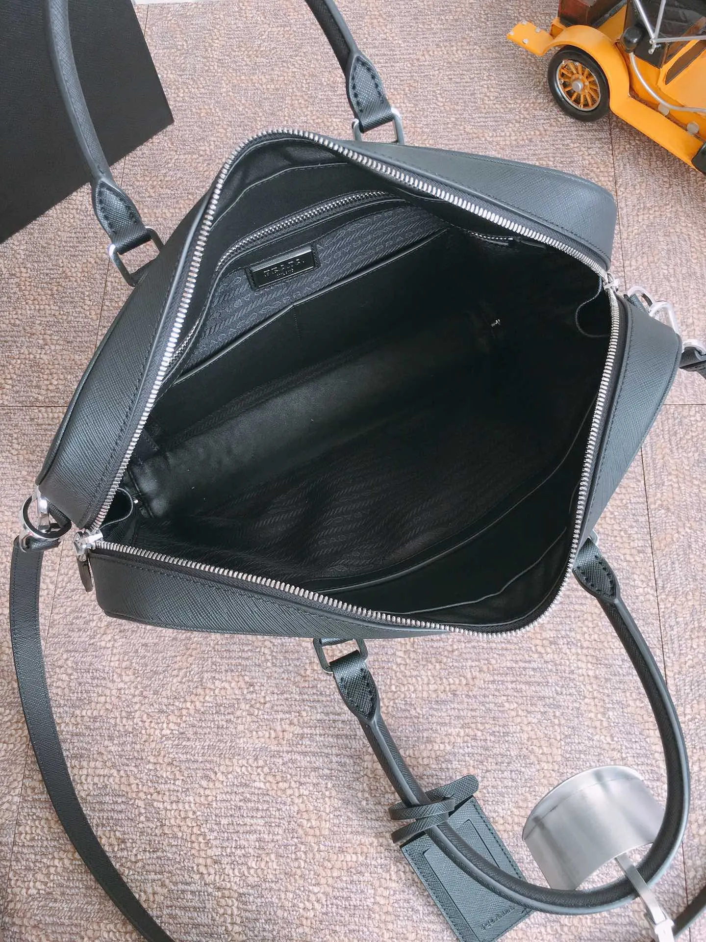 💰2140, 💋Exclusive debut 💋2VE011💼💼The latest men’s bag🤙🤙Made of imported Saffiano leather material 🤙Detachable and adjustable nylon shoulder strap 👏🏻Top brushed hardware💪🏾💪🏾Latest design of two-way zipper at the end😘Latest design Prada logo lining Four inner pockets: one with inner wall stitching, one with zipper, two mobile phone pockets, super practical💼💼, men hurry up, length 36x height 28x bottom 6.5cm