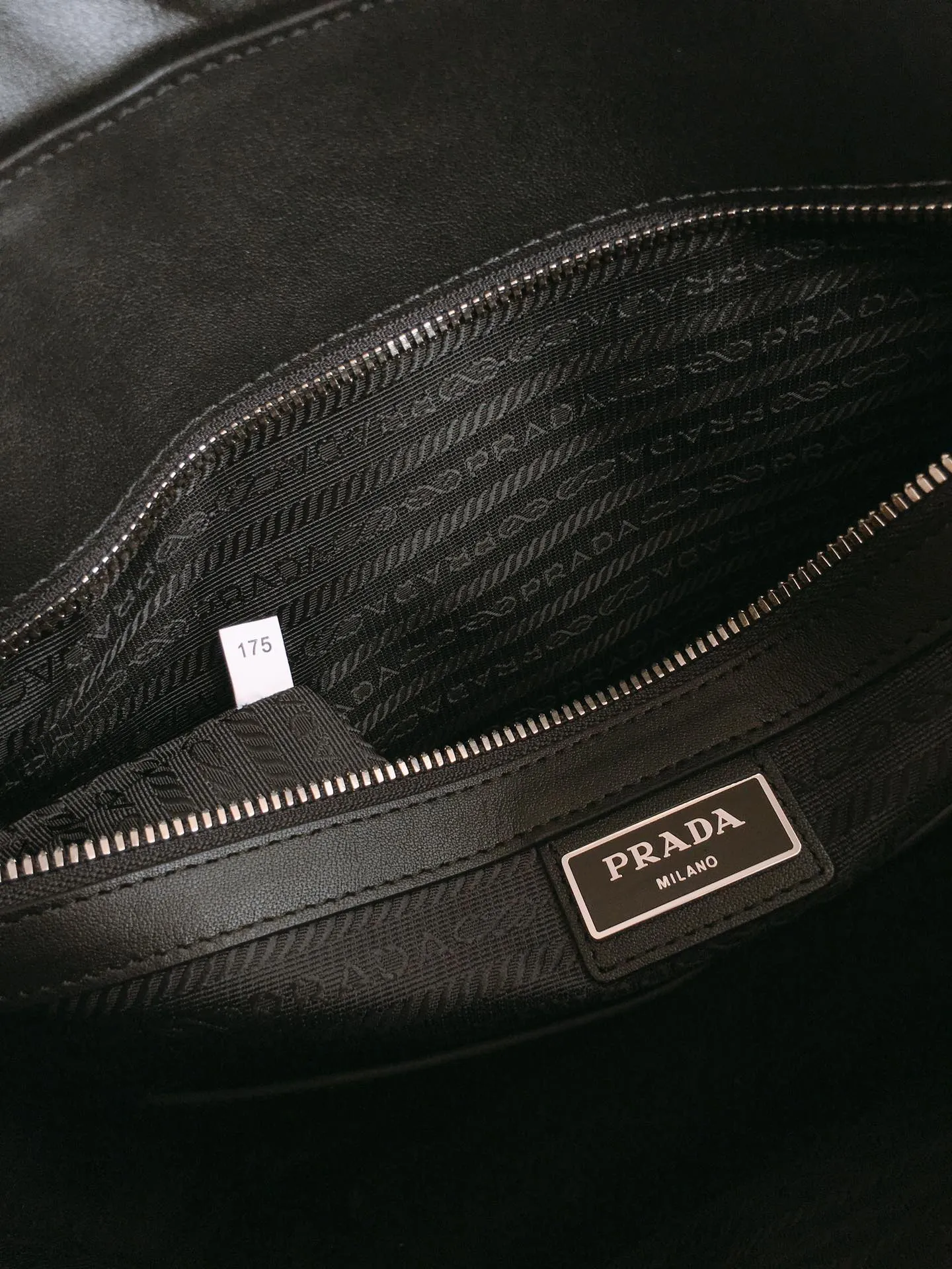 💰2140, 💋Exclusive debut 💋2VE011💼💼The latest men’s bag🤙🤙Made of imported Saffiano leather material 🤙Detachable and adjustable nylon shoulder strap 👏🏻Top brushed hardware💪🏾💪🏾Latest design of two-way zipper at the end😘Latest design Prada logo lining Four inner pockets: one with inner wall stitching, one with zipper, two mobile phone pockets, super practical💼💼, men hurry up, length 36x height 28x bottom 6.5cm