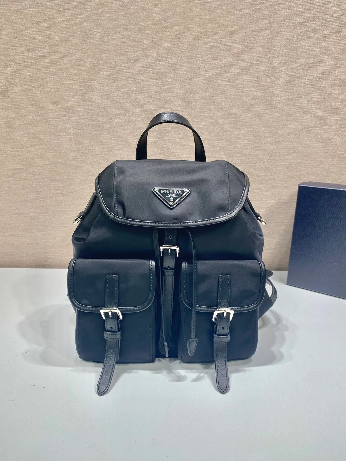 💰1120🎉New Backpack🎉1BZ677B👍👍This nylon backpack is trimmed with fine calf leather, blends a variety of materials, and is decorated with a spaghetti logo, a flap design and two front pockets, highlighting fashionable elegance. Lightweight and practical, the upper body effect is super stylish, and it can be matched at will😘😘Fully upgraded nylon fabric👍👍👏👏👏 Length 24x Height 28x Bottom 12cm