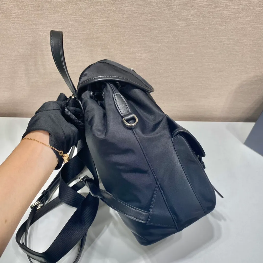 💰1120🎉New Backpack🎉1BZ677B👍👍This nylon backpack is trimmed with fine calf leather, blends a variety of materials, and is decorated with a spaghetti logo, a flap design and two front pockets, highlighting fashionable elegance. Lightweight and practical, the upper body effect is super stylish, and it can be matched at will😘😘Fully upgraded nylon fabric👍👍👏👏👏 Length 24x Height 28x Bottom 12cm