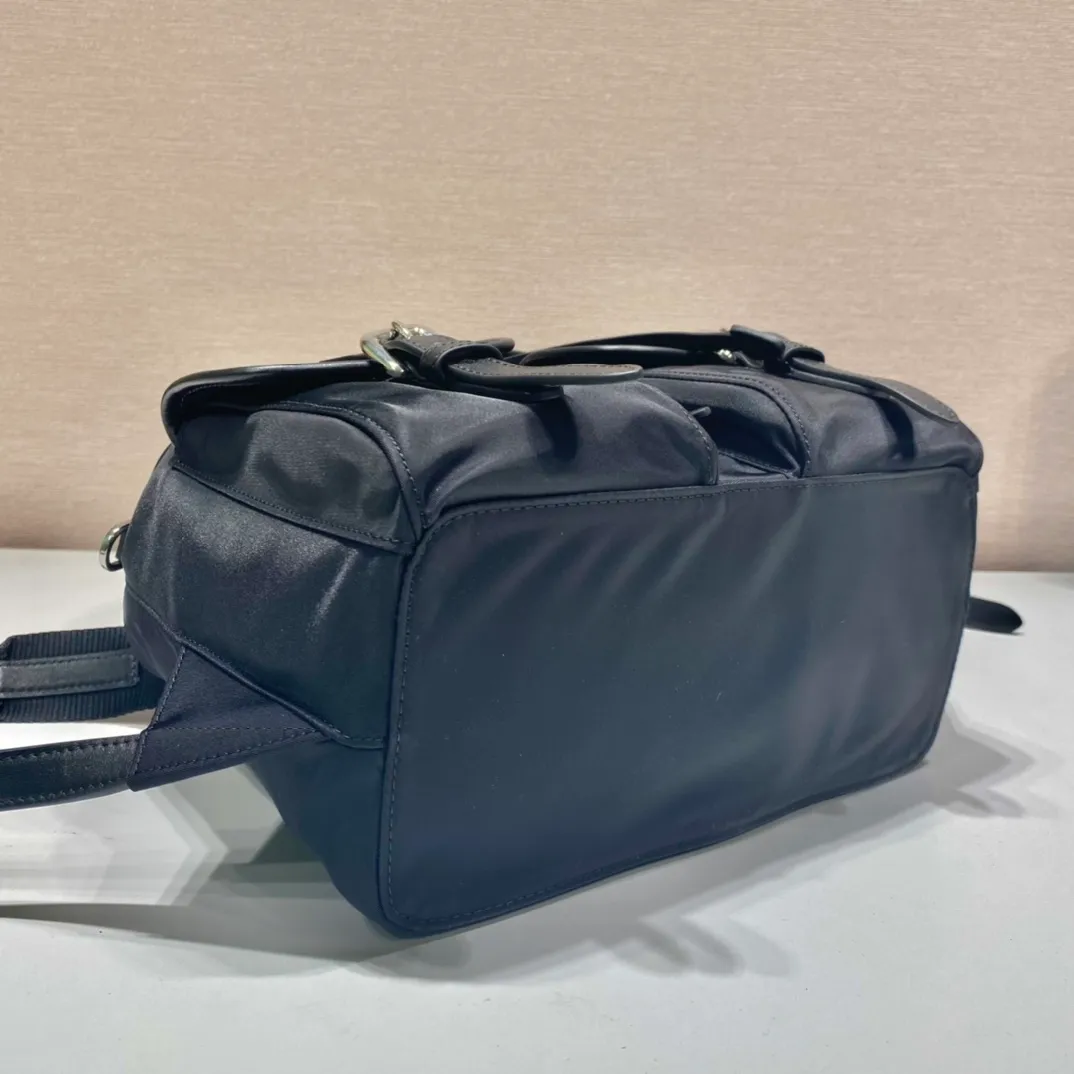 💰1120🎉New Backpack🎉1BZ677B👍👍This nylon backpack is trimmed with fine calf leather, blends a variety of materials, and is decorated with a spaghetti logo, a flap design and two front pockets, highlighting fashionable elegance. Lightweight and practical, the upper body effect is super stylish, and it can be matched at will😘😘Fully upgraded nylon fabric👍👍👏👏👏 Length 24x Height 28x Bottom 12cm
